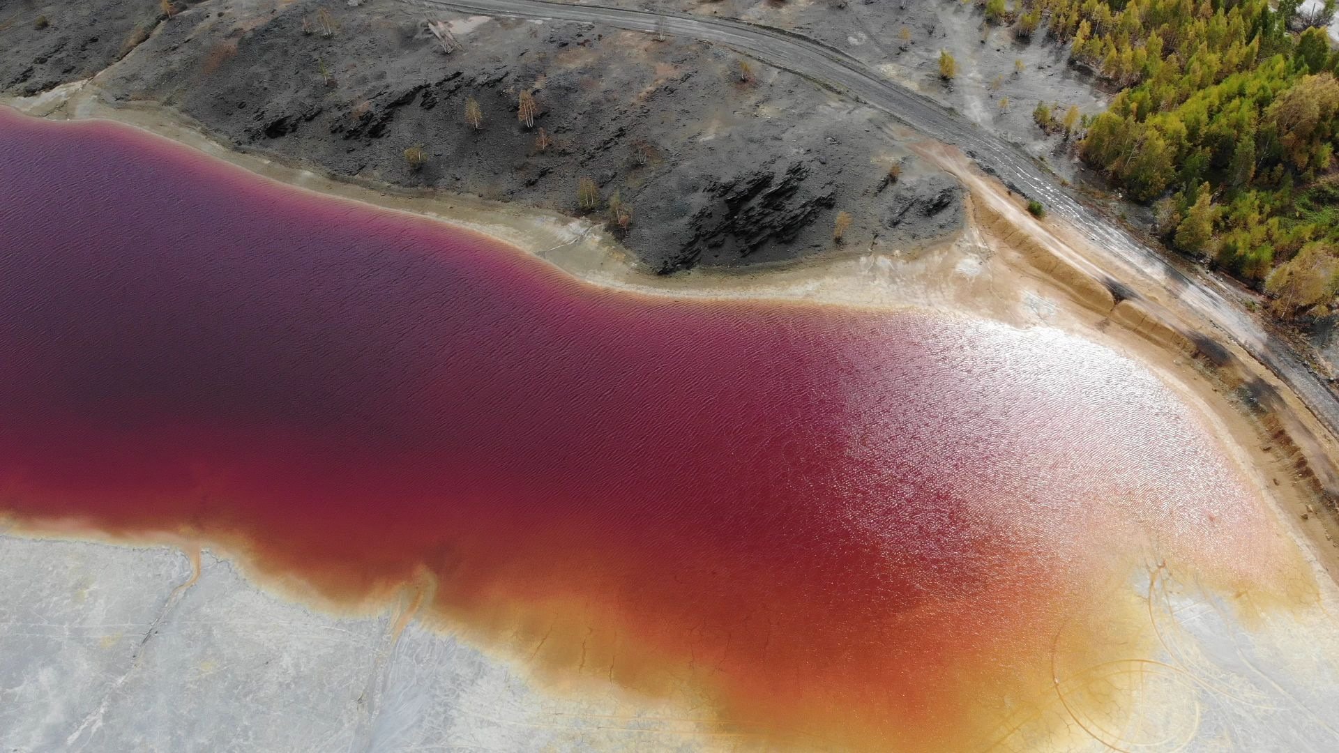 Красный самый опасный. Радиоактивное озеро Карачай. Озеро Карачай в Челябинске. Карабаш красное озеро. Озеро Карачай в Челябинске радиоактивное.