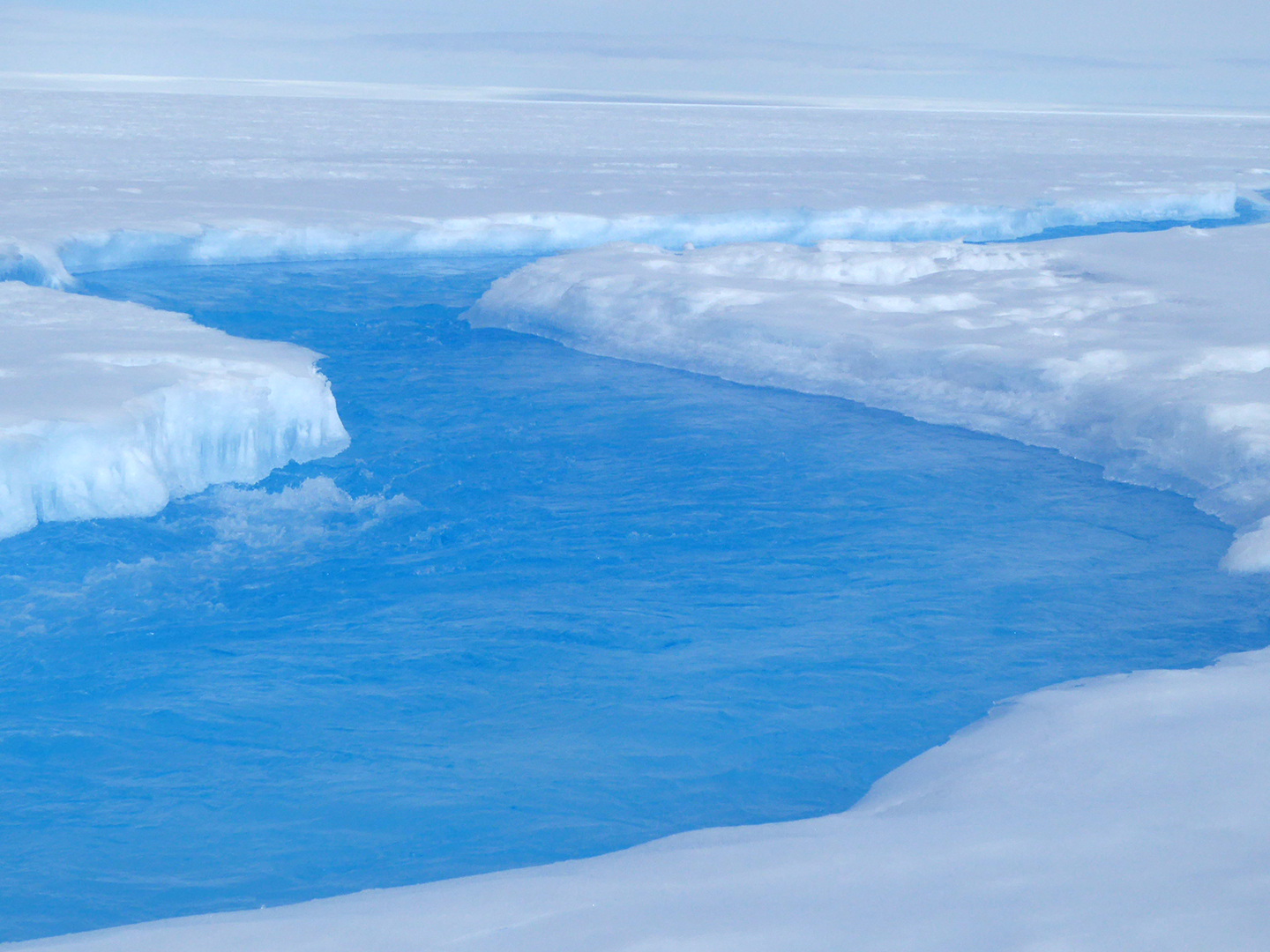 Реки и озера озеро восток. Подледное озеро в Антарктиде. Подледниковое озеро Восток. Озеро Восток в Антарктиде. Озеро фигурное Антарктида.
