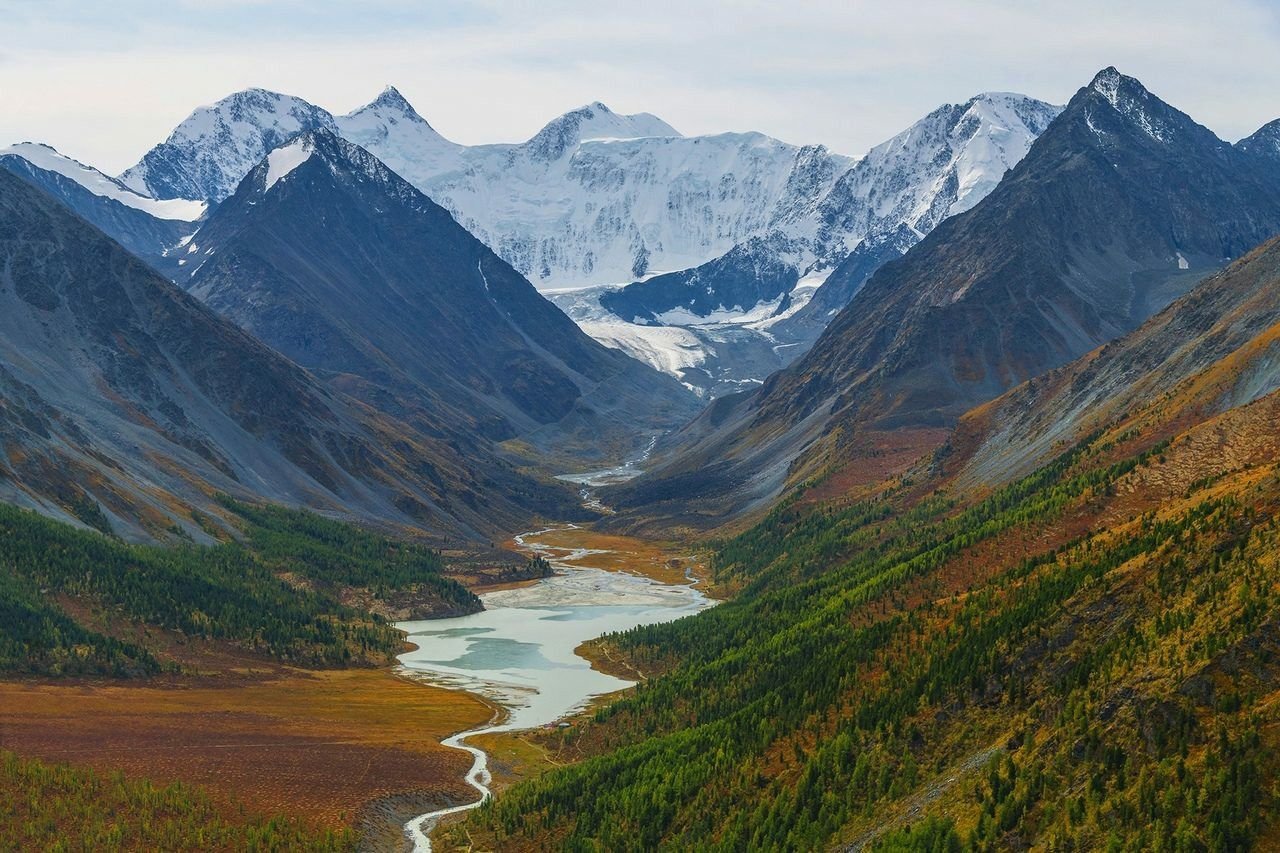 В какой части страны находится горы алтая. Озеро Аккем Алтай. Белуха горный Алтай. Гора Белуха озеро Аккем. Горно Алтайск гора Белуха.