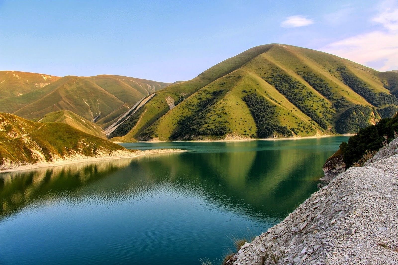 Озера чеченской республики. Озеро Кезеной-ам Чеченская Республика. Озеро в Чечне Кезеной. Озеро Кизин Ой ам Грозный. Кезеной ам Грозный.