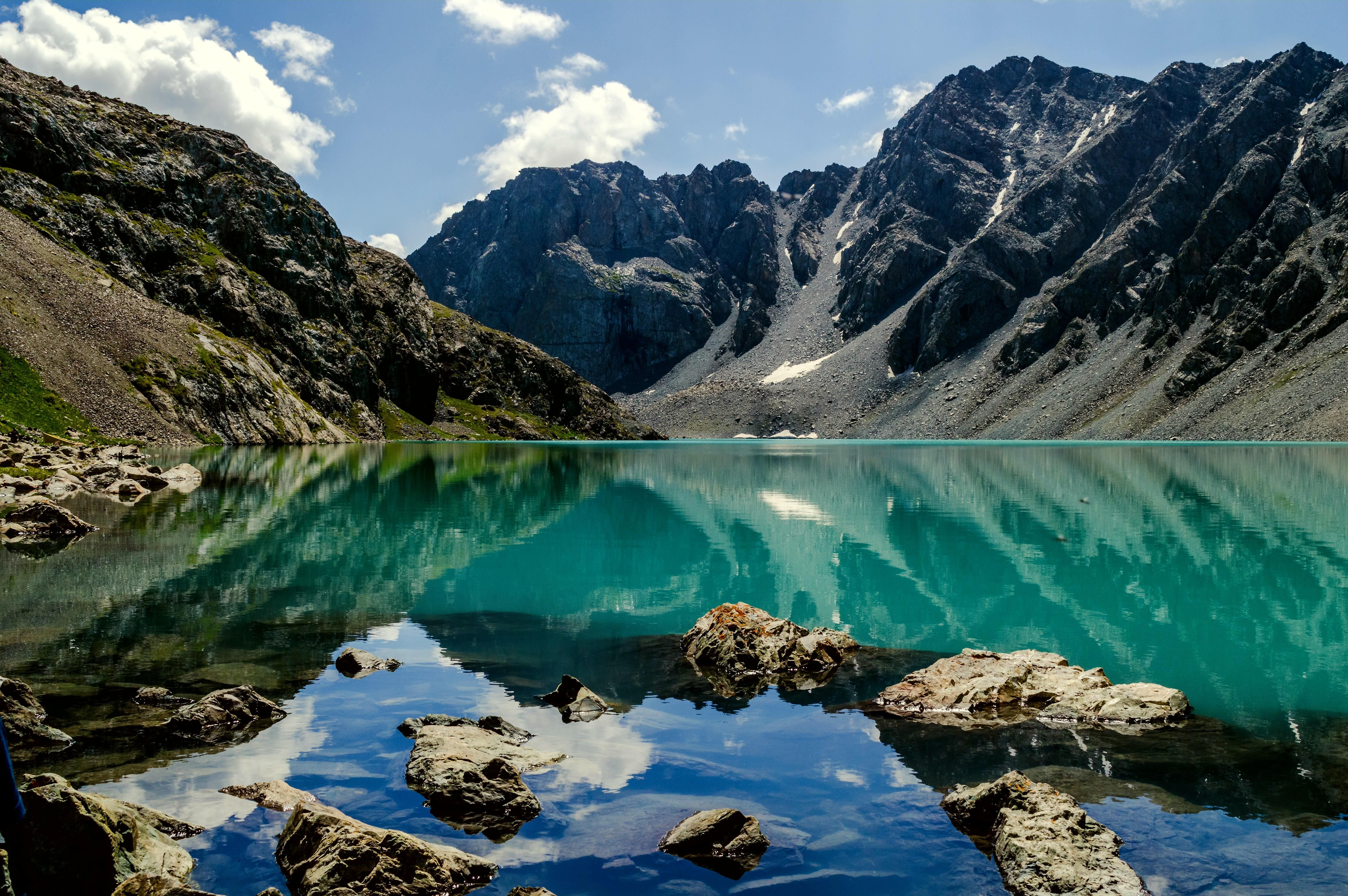 Киргизия. Озеро ала Куль Кыргызстан. Озеро Чатыр Куль. Тянь Шань озеро Киргизия. Ущелье Джууку Киргизия.