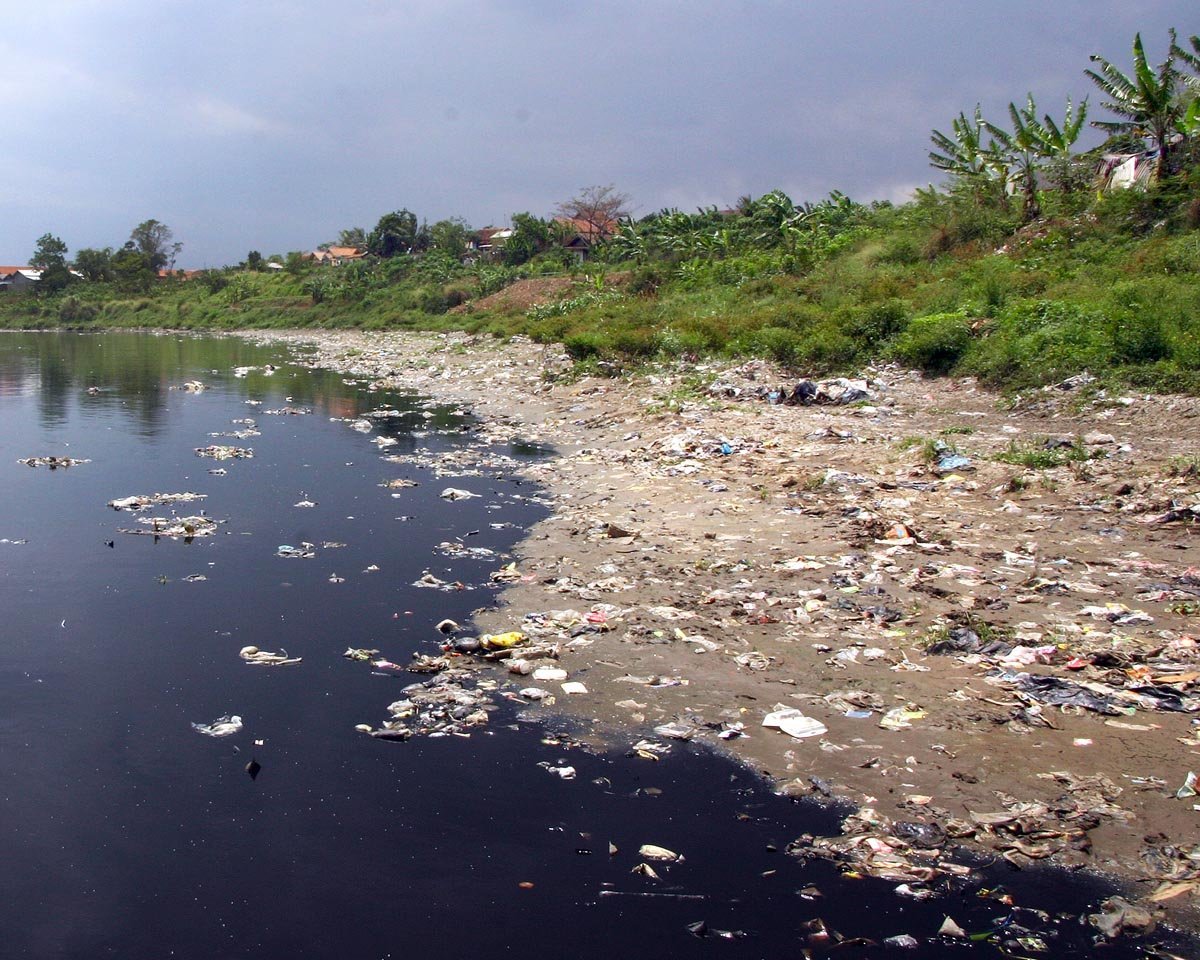 Загрязнение водохранилища. Река Цитарум. Река Читарум. Читарум Индонезия. Река Цитарум фото.