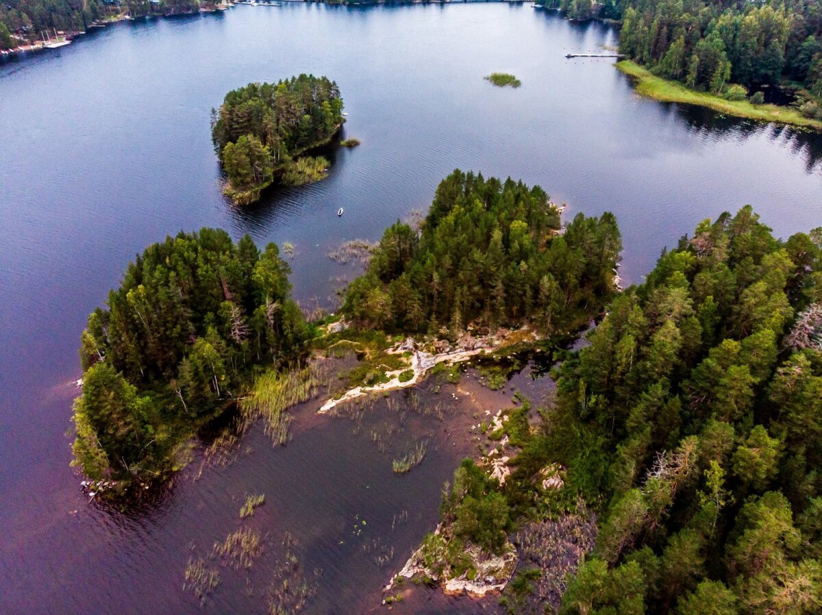 Названия финских озер. Озеро Сайма Финляндия. Озеро Суоми Финляндия. Финляндия тысяча озер. Савонлинна Финляндия пруд.