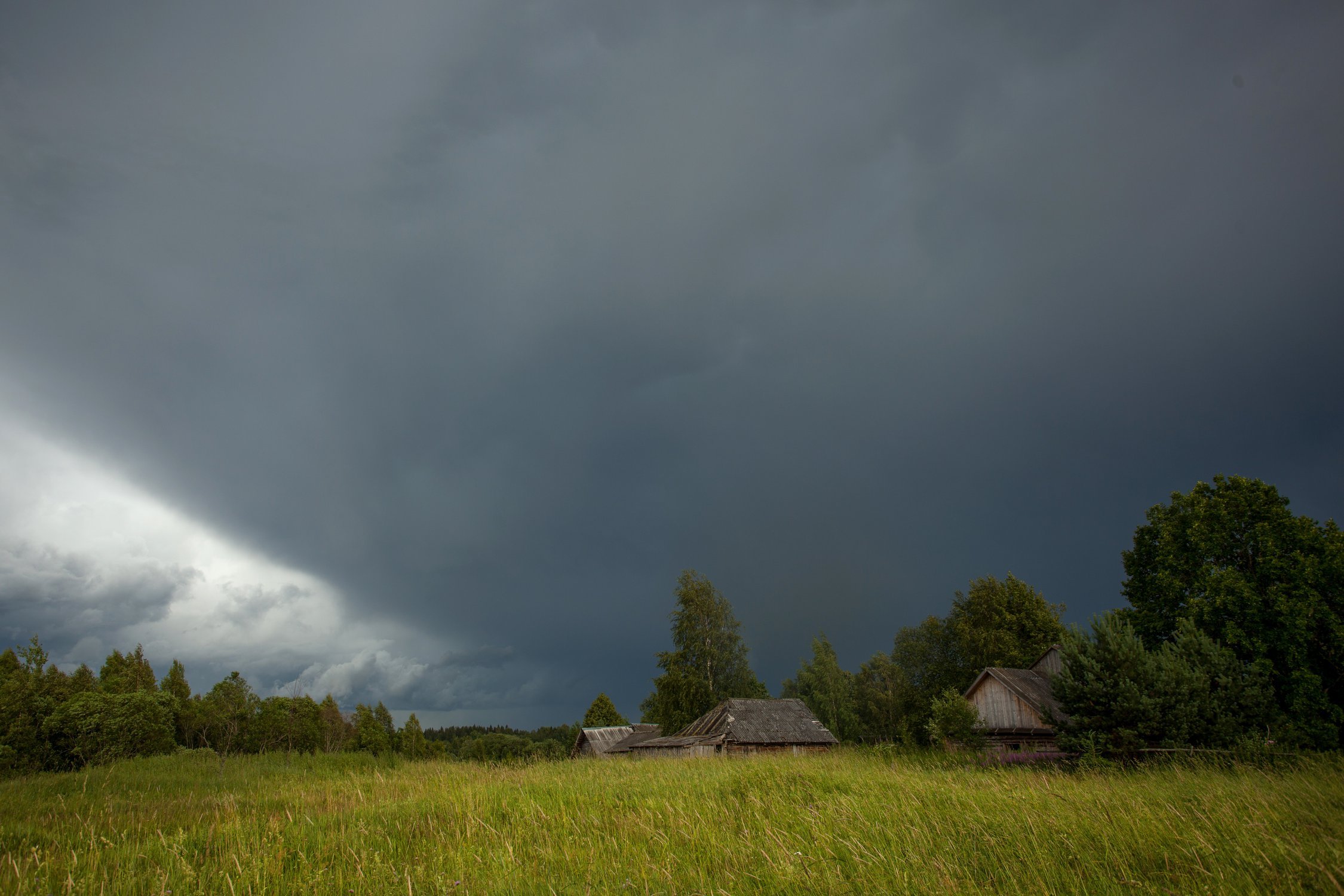 Село гроза. Затишье перед грозой в деревне. Кольчугино перед грозой. Деревня Gringe перед грозой. Гроза в деревне.