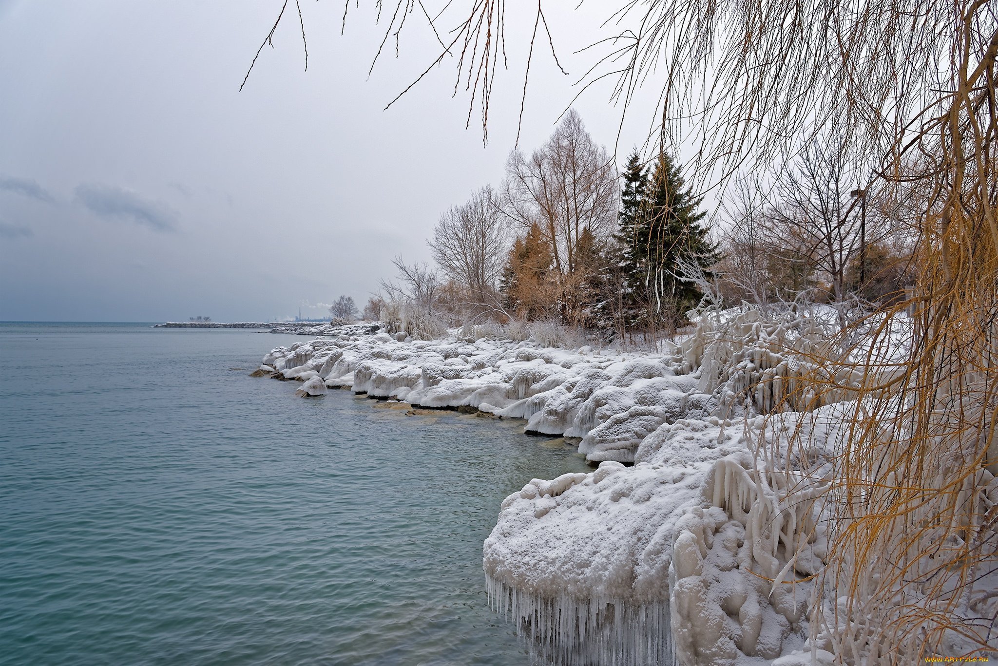Зима на берегу озера. Зима озеро. Берег озера зимой. Черное море зимой. Зимний берег реки.