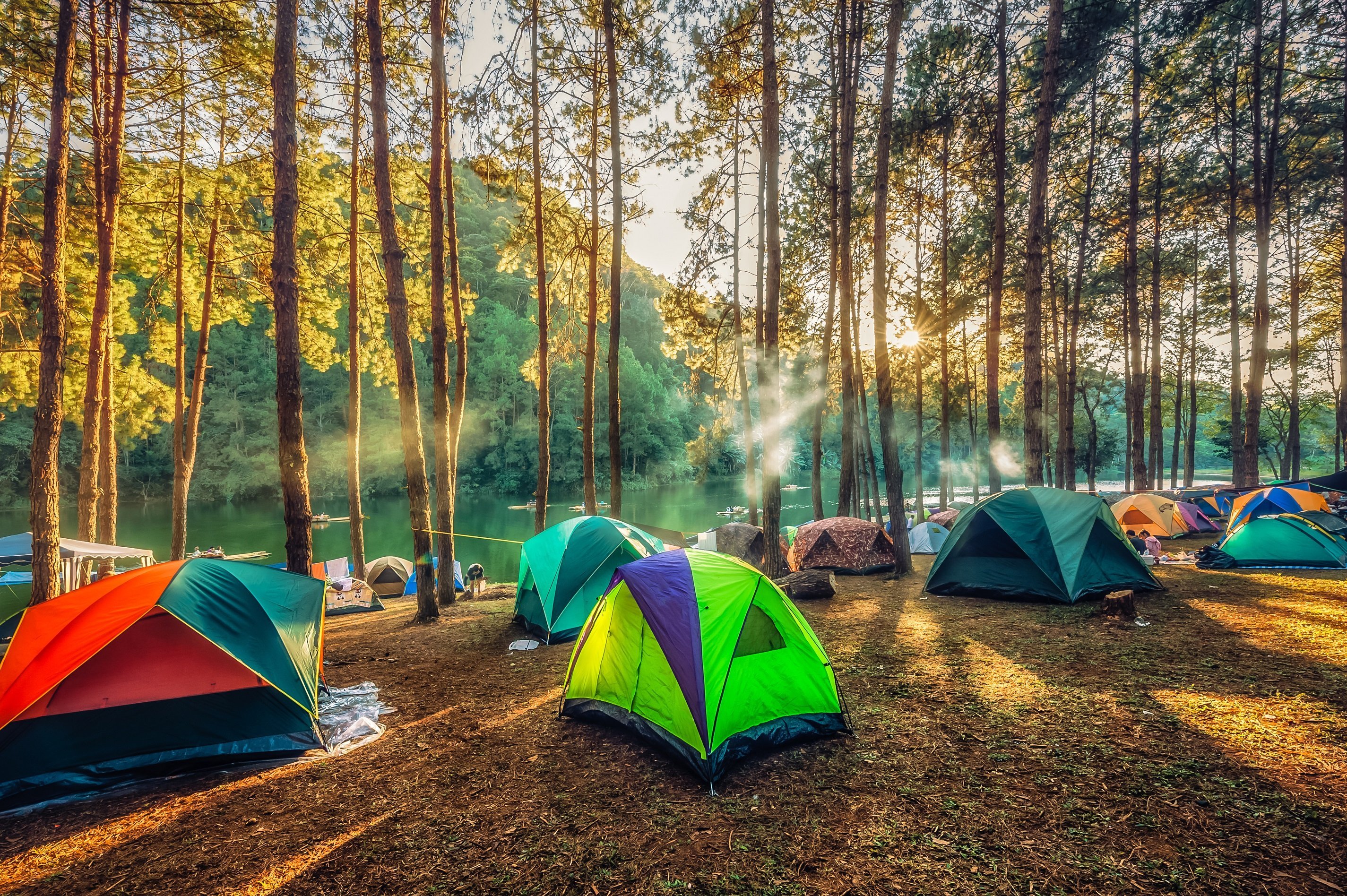 Кемпинг поход. Поляна Увильды кемпинг. Палатка на природе. Палаточный лагерь. Туристическая палатка на природе.
