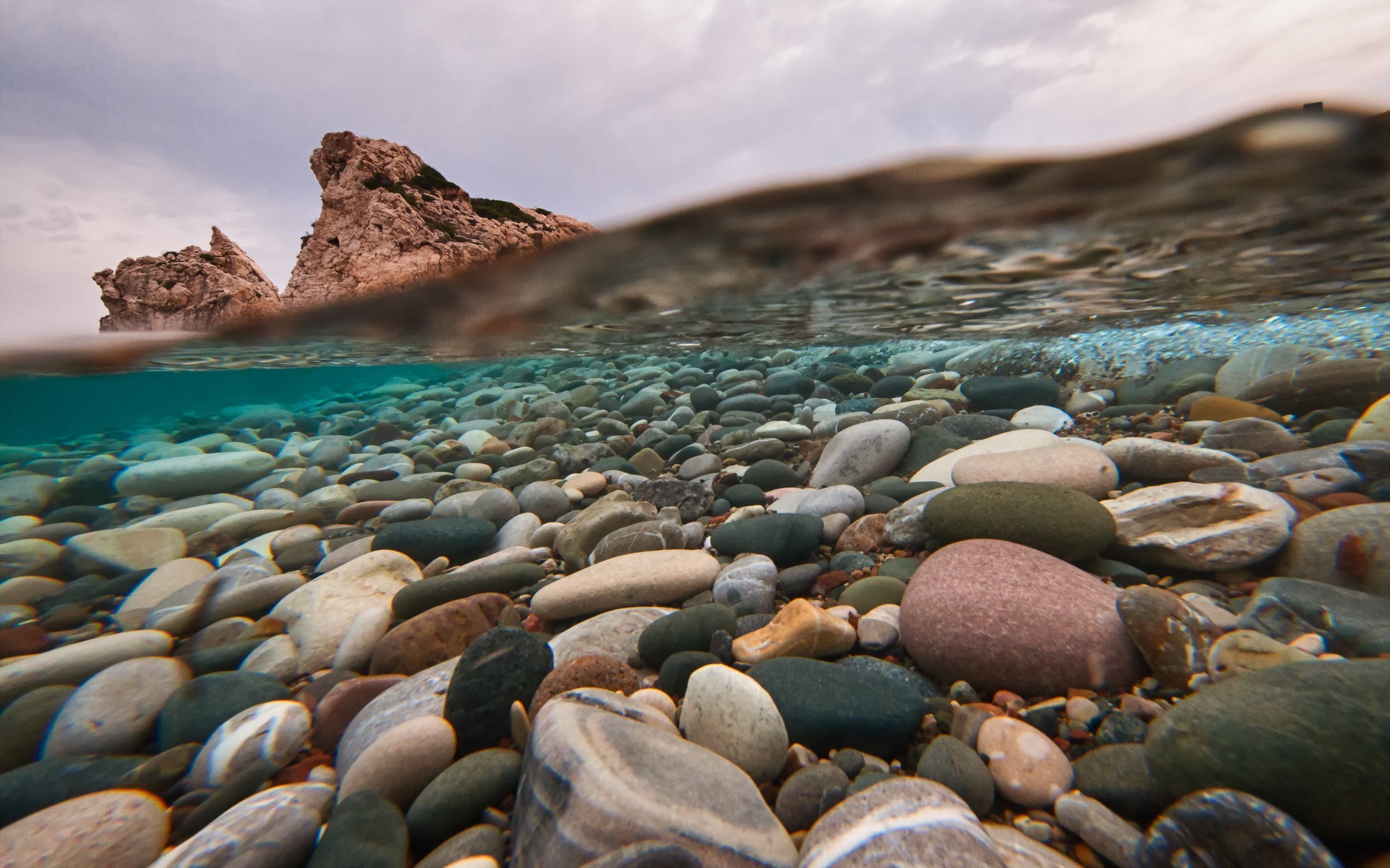 Камни вода рыбы. Бухта красной гальки Приморский край. Красивые камушки на море. Камни на берегу моря. Красивые морские камни.
