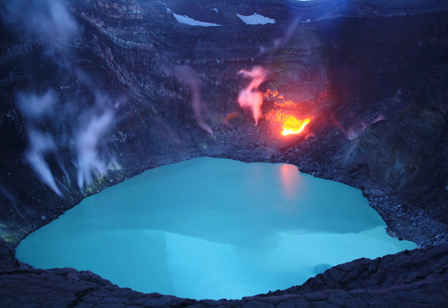 Кратер активный вулкан Горелый. Вулкан Горелый Камчатка. Озеро в кальдере вулкана Горелый. Вулкан малый Семячик извержение. Озеро в вулкане камчатки
