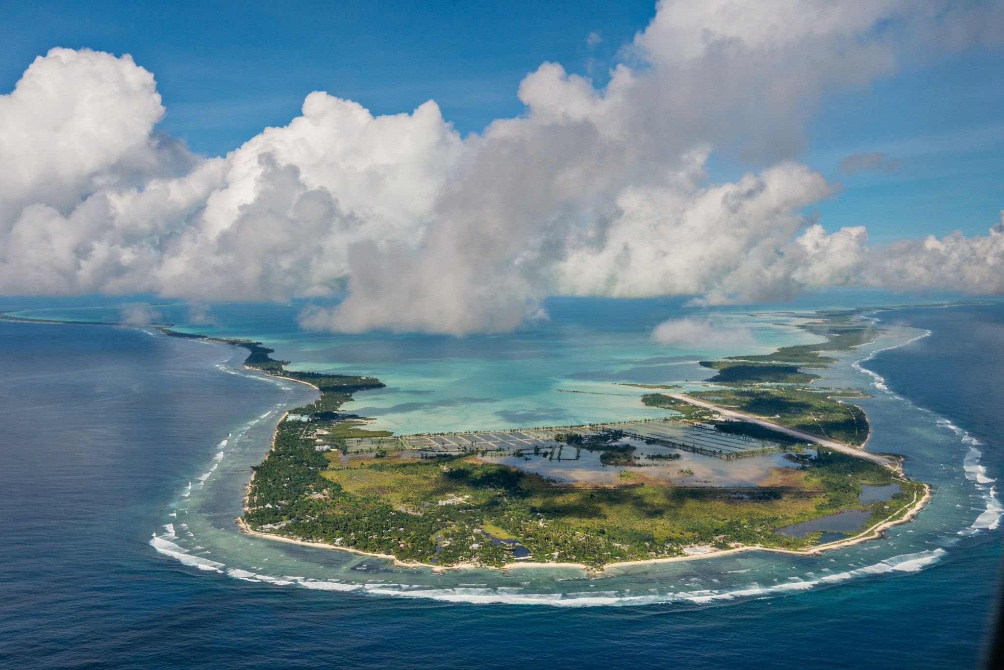 Океан и два острова. Тарава Кирибати. Атолл Тарава. Атолл Тарава Кирибати. Кирибати Южная Тарава.