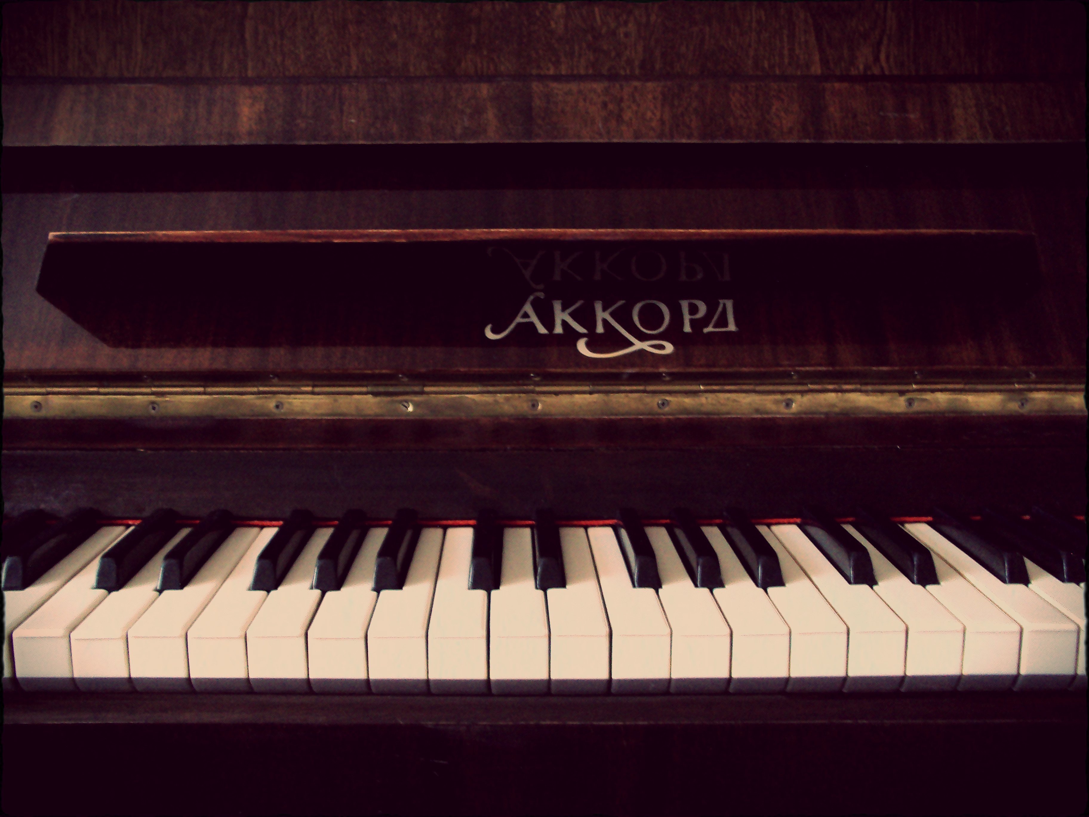 Снимаю с клавиши рояль. Фортепьяно. Клавиши пианино. Клавиатура рояля. Пианино красиво.