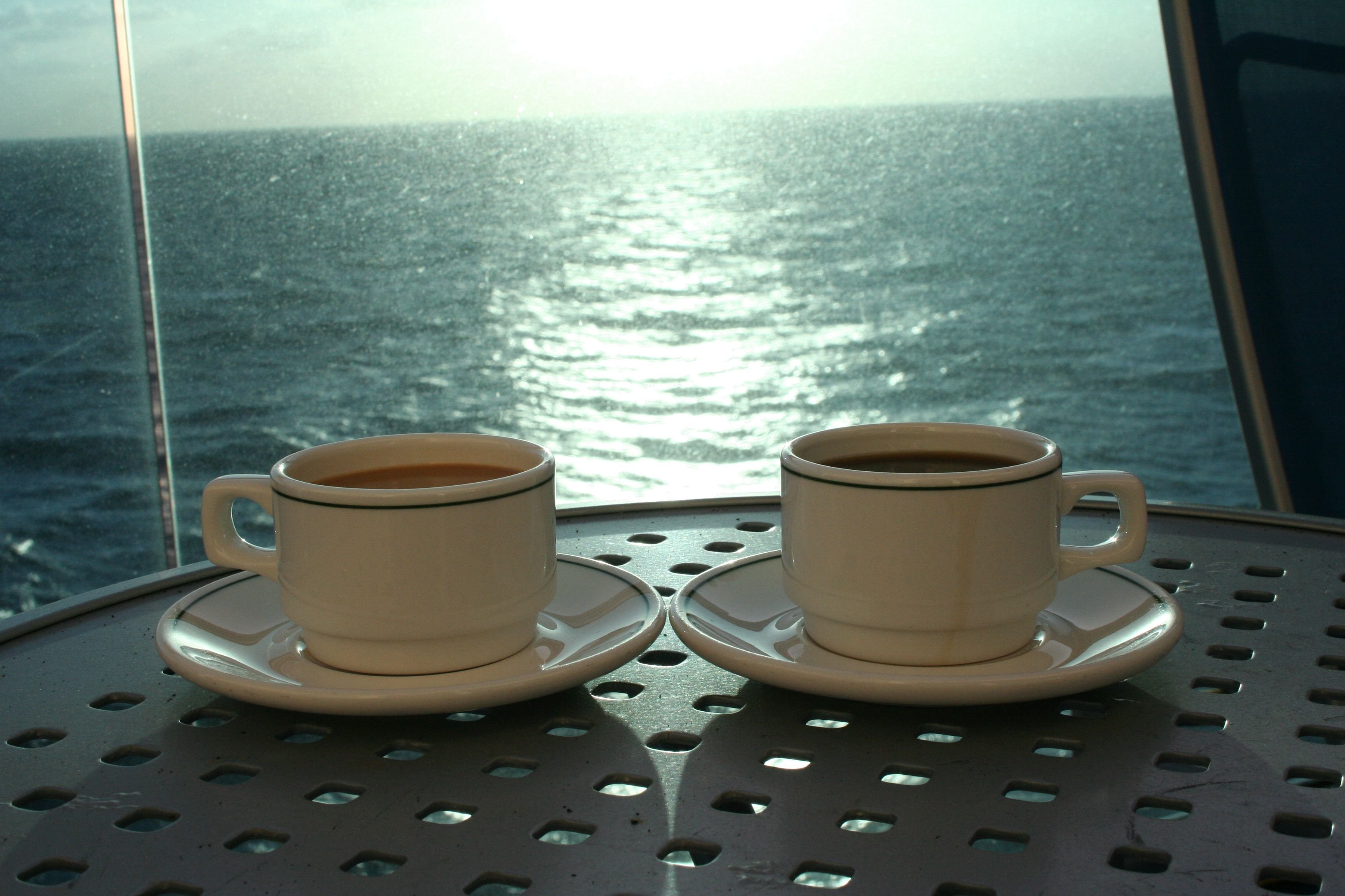 Sea cup. Чашка кофе на море. Чашка кофе с видом на море. Две чашки кофе на берегу моря. Две чашки кофе.