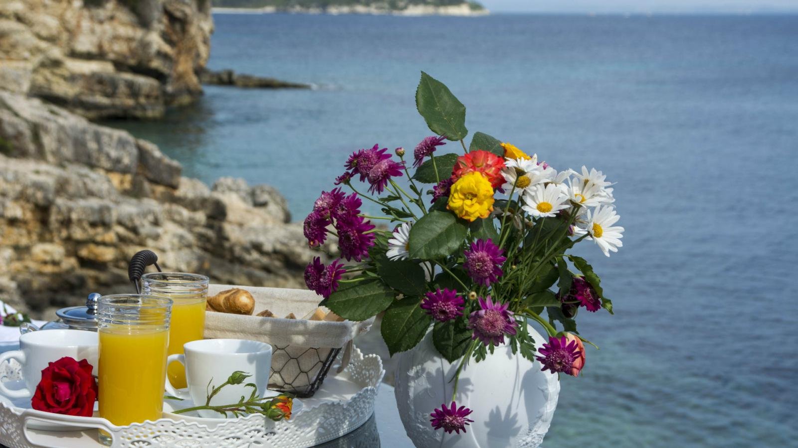 Красивая картинка море утро. Завтрак у моря. Утро море кофе цветы. Утро на море. Летнее утро на море.