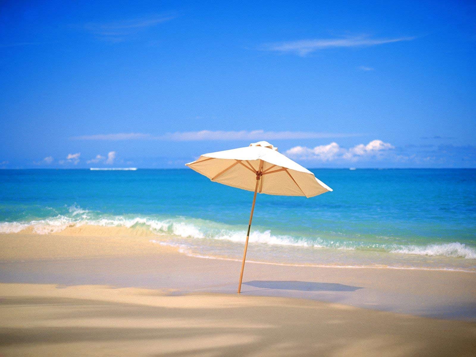 Какие предметы на пляже. Я В отпуске. Зонтик на пляже. Пляжный пейзаж. Море пляж.