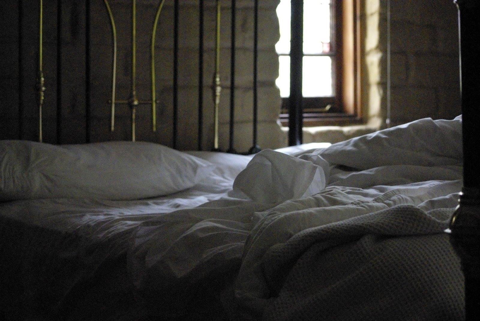 Кровать в отеле Эстетика