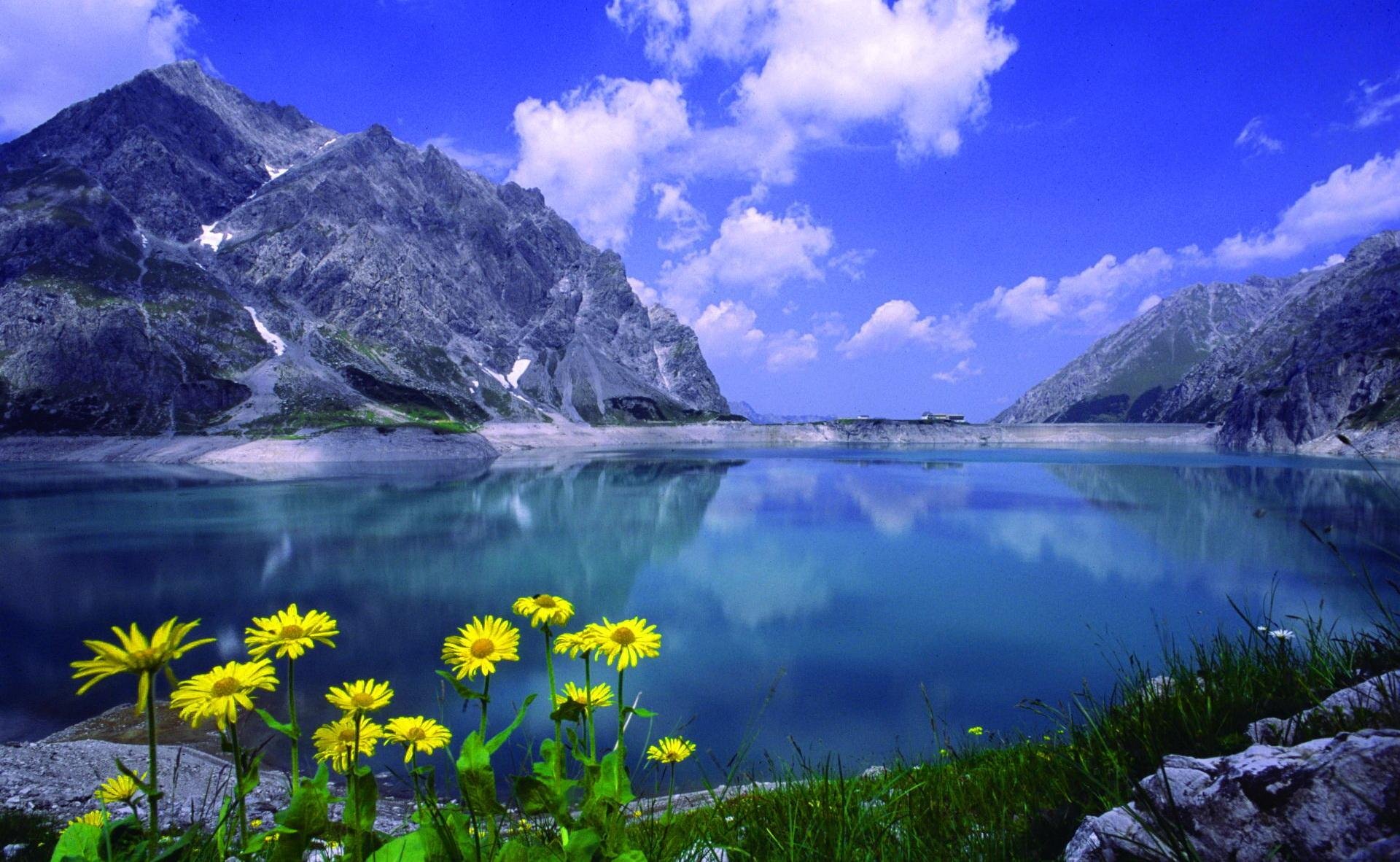 Горы и голубая вода. Озеро Хинтерзее Австрия. Озеро в горах. Горы лето. Природа лето горы.