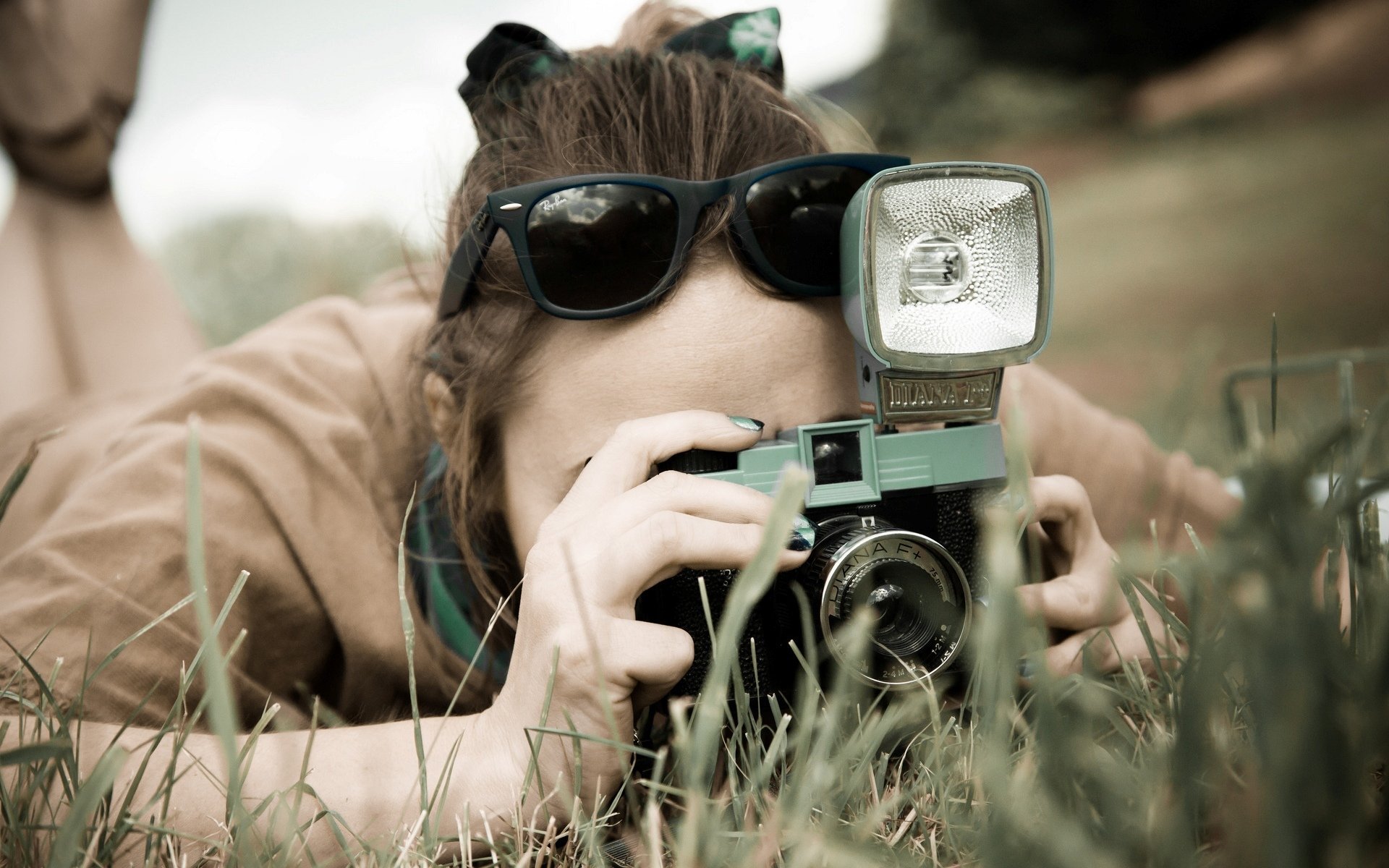 Sguardo для фотографов. Девушка с фотоаппаратом. Фотоаппарат для девочек. Фотограф девушка с фотоаппаратом. Фотоаппарат на природе.