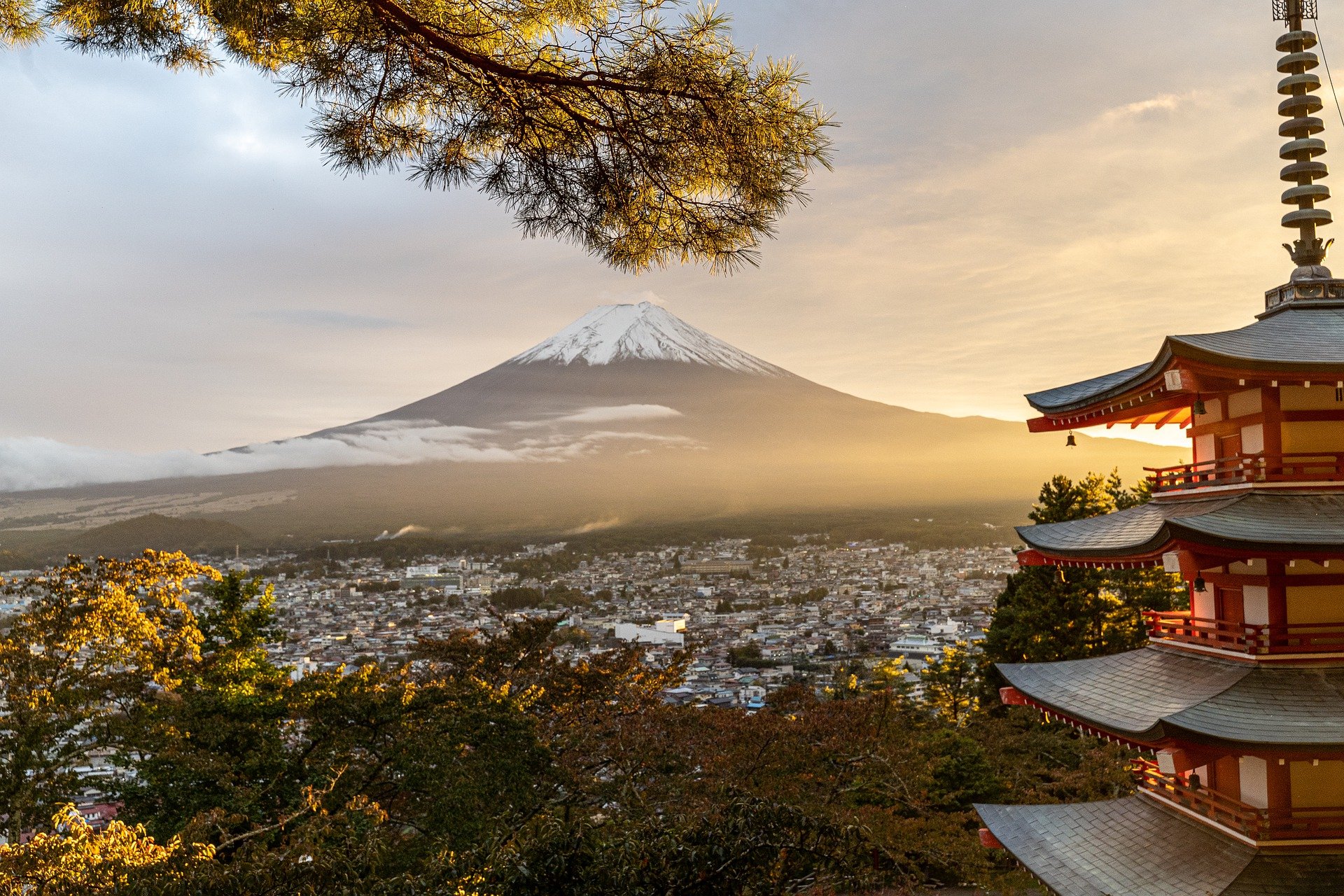 Фудзияма работа. Вулкан Фудзияма в Японии. Киото гора Фудзияма. Фудзи Япония Священная гора. Храм на вулкане Фудзияма.