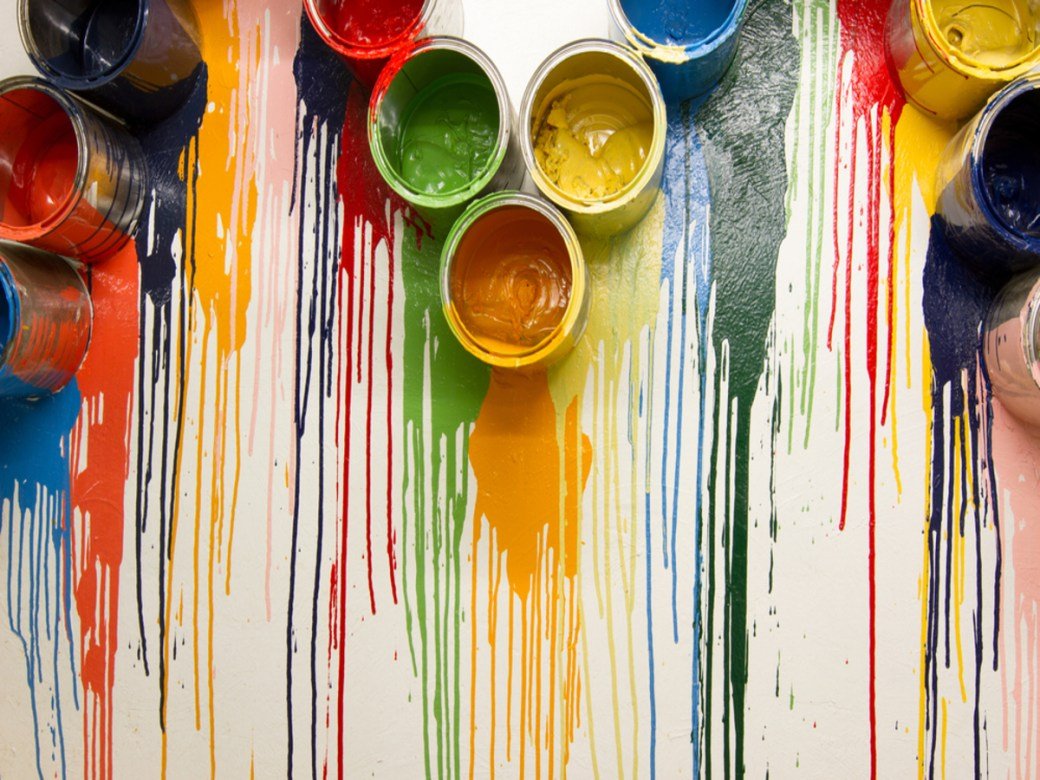 Сколько сидеть с краской. Краски. Баночки с краской. Подтеки краски. Разноцветные краски на стене.