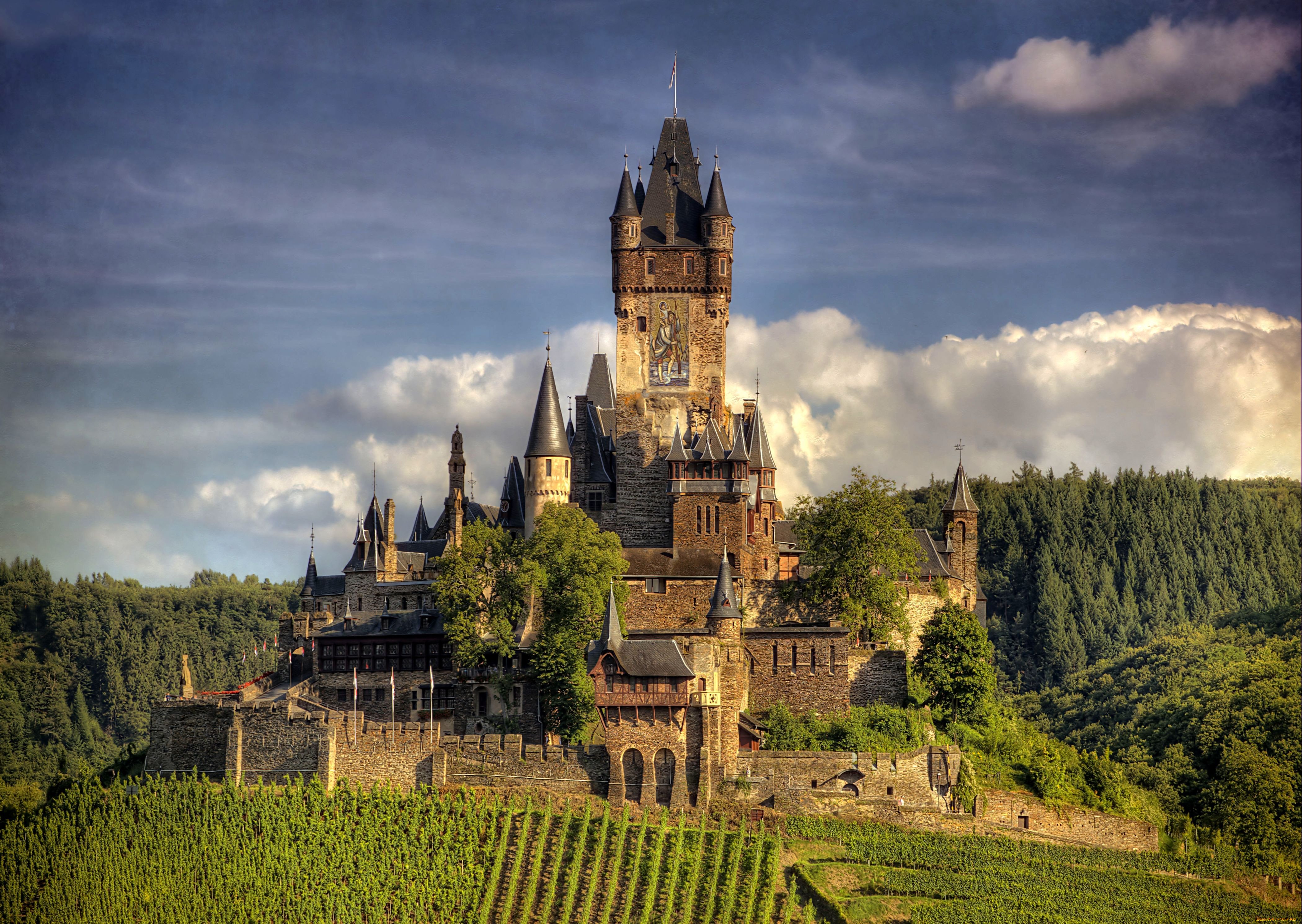 В большом старинном замке. Замок Райхсбург Германия. Замок Кохем Германия. Замок Райхсбург в Кохеме Германия. Средневековый замок немецкий Кохем.