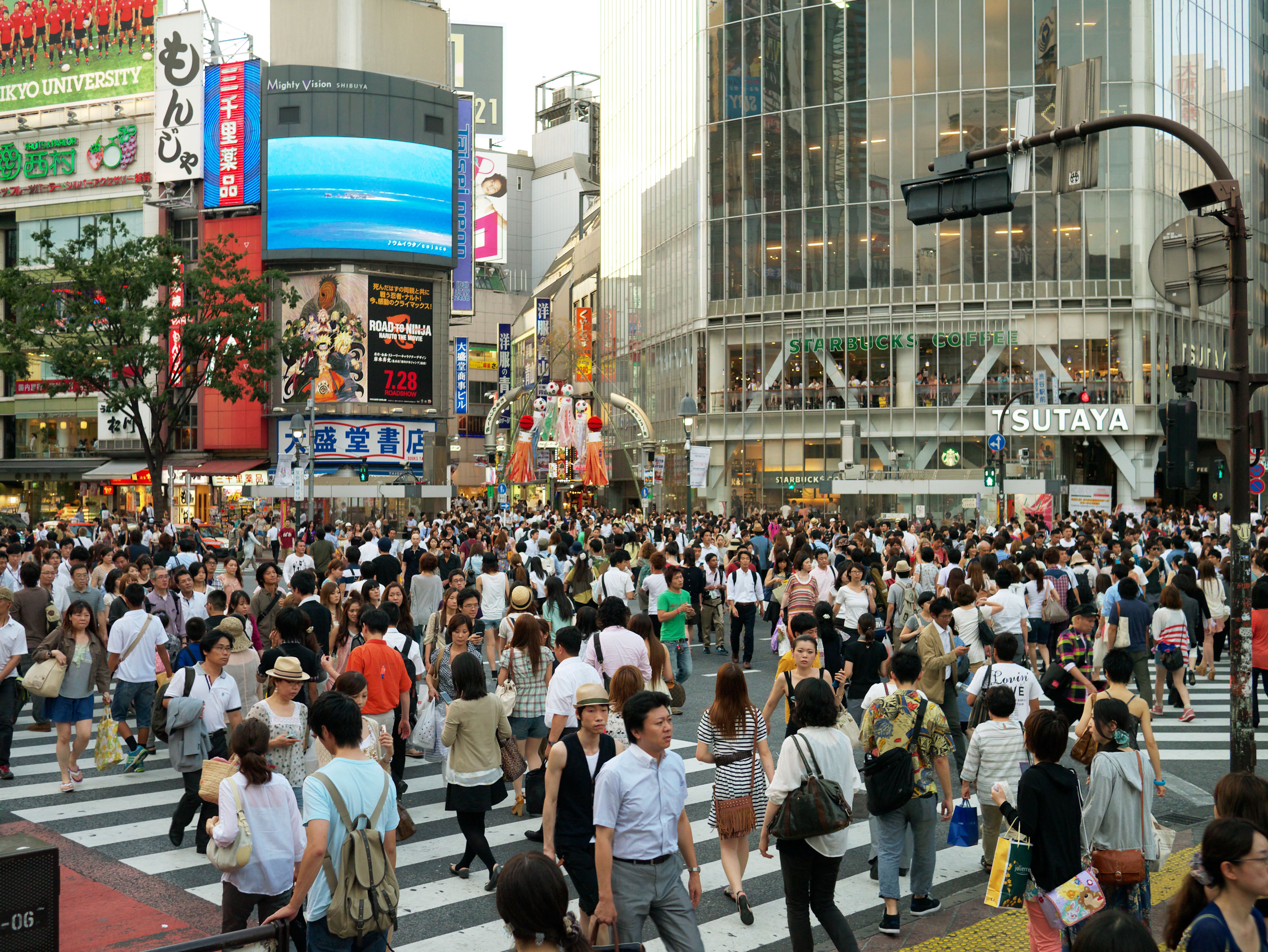 Сколько человек проживает в японии. Япония Сибуя. Токио улица Шибуя. Токио перекресток Сибуя. Япония Сибуя люди.