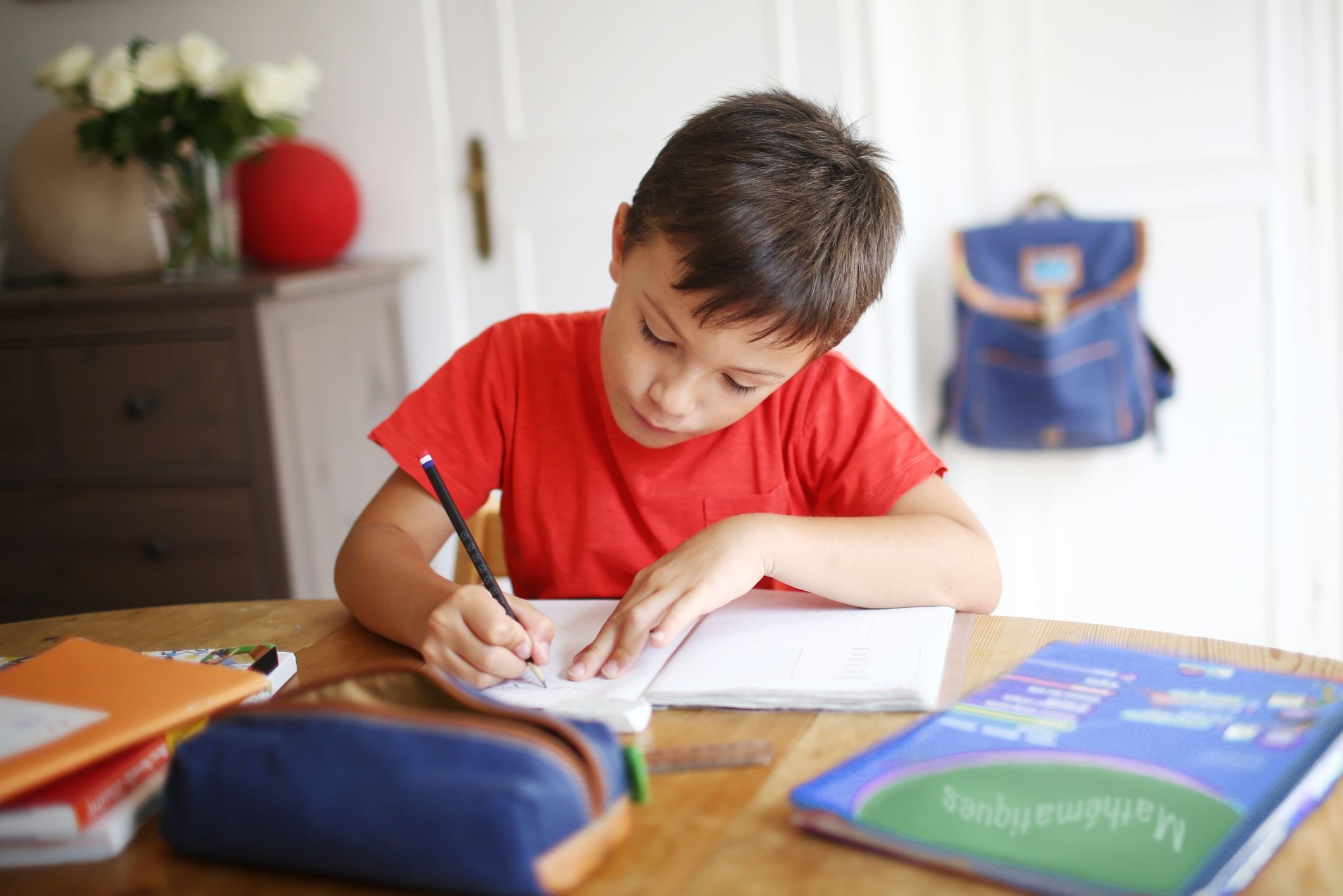 Hw homework. Дети выполняют задание дети. Выполнение домашнего задания. Ребенок делает уроки. Мальчик делает уроки.