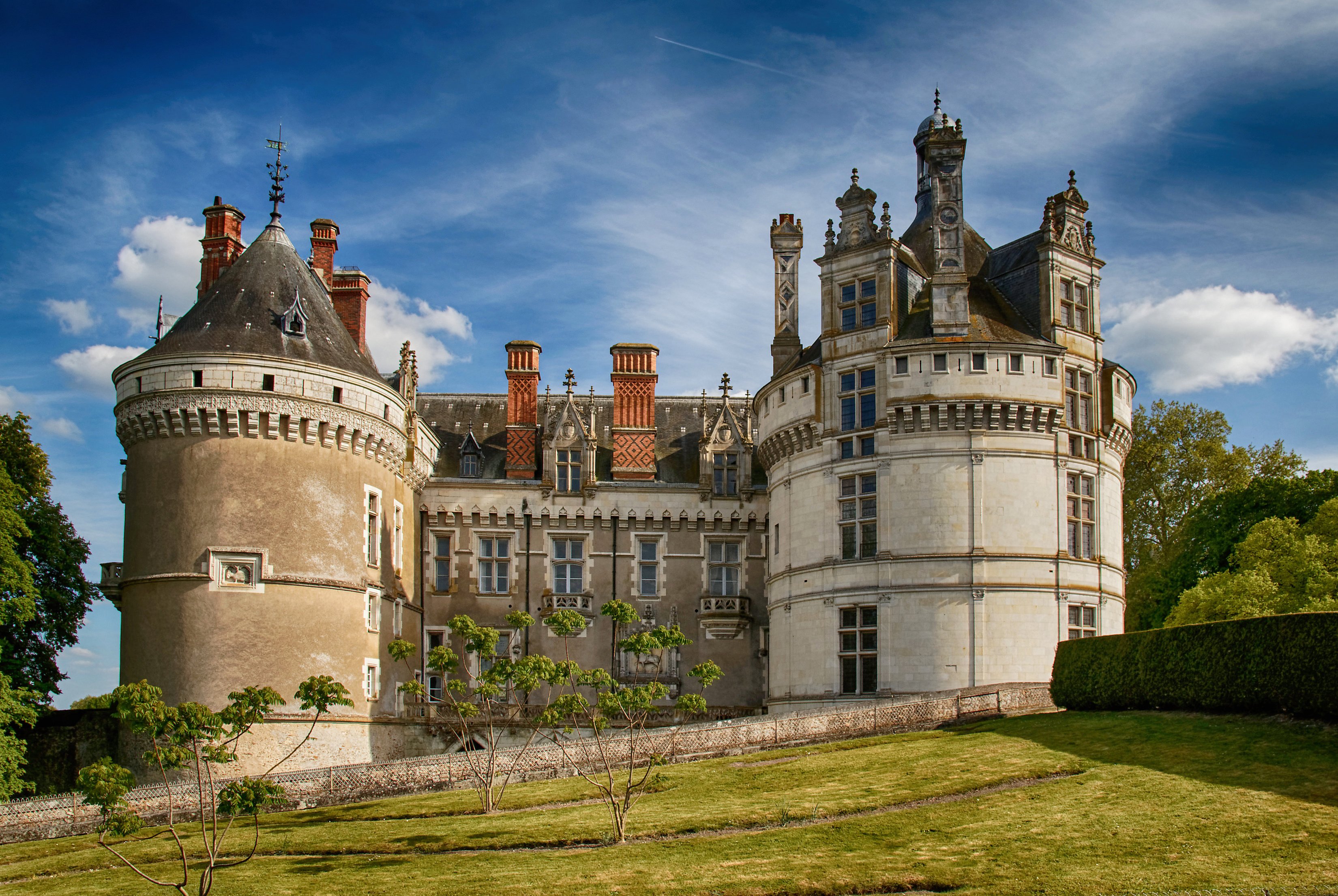 Средневековый замок во франции. Замок Скибо Шотландия. Замок Шато Франция. Шато де Виньи Франция замок. Замок Вильгонжи Франция.
