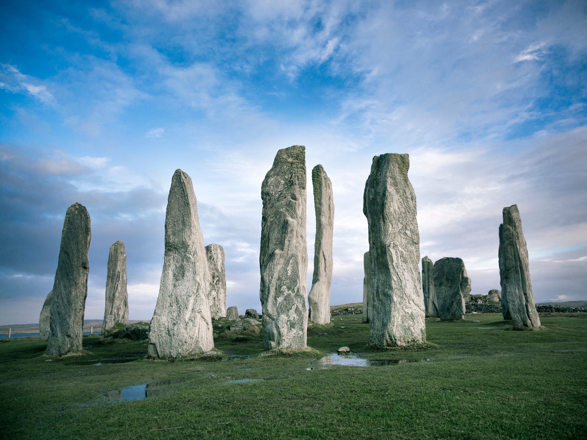 Камень находящийся на воздухе. Менгиры Стоунхендж. Камни Калланиш остров Льюис Шотландия. Мегалиты Стоунхендж. Столбы Стоунхендж каменные Стоунхендж.