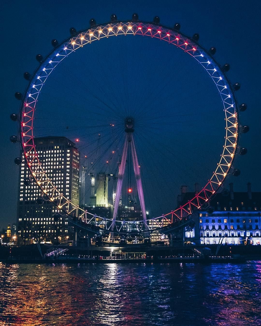 One of the london s. Колесо обозрения Лондонский глаз в Лондоне. Лондон ай колесо обозрения. Лондонский глаз London Eye. Глаз Лондона колесо обозрения.