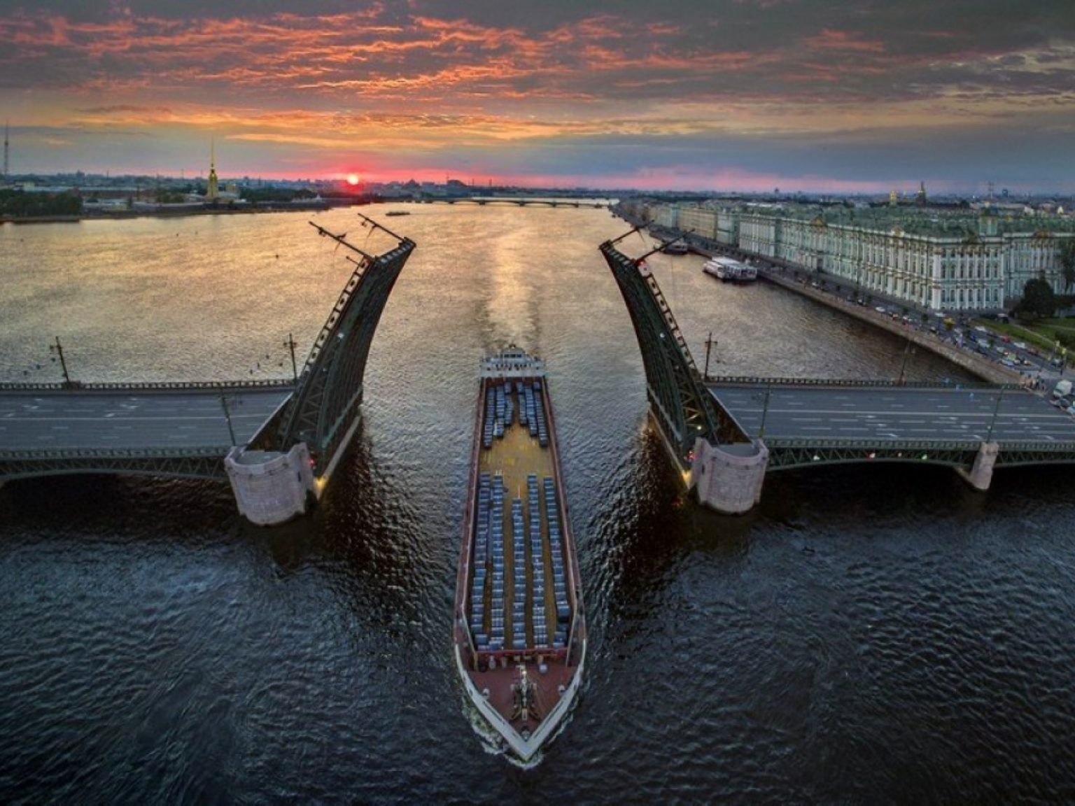 Как называется город на неве. Дворцовый разводной мост в Санкт-Петербурге. Питер мост разводной Дворцовый мост. Дворчовский мосг Питер.