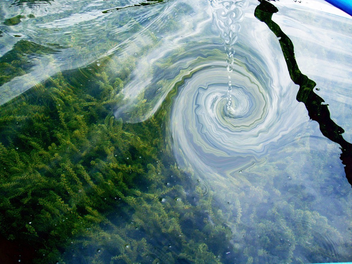 водяная воронка в море