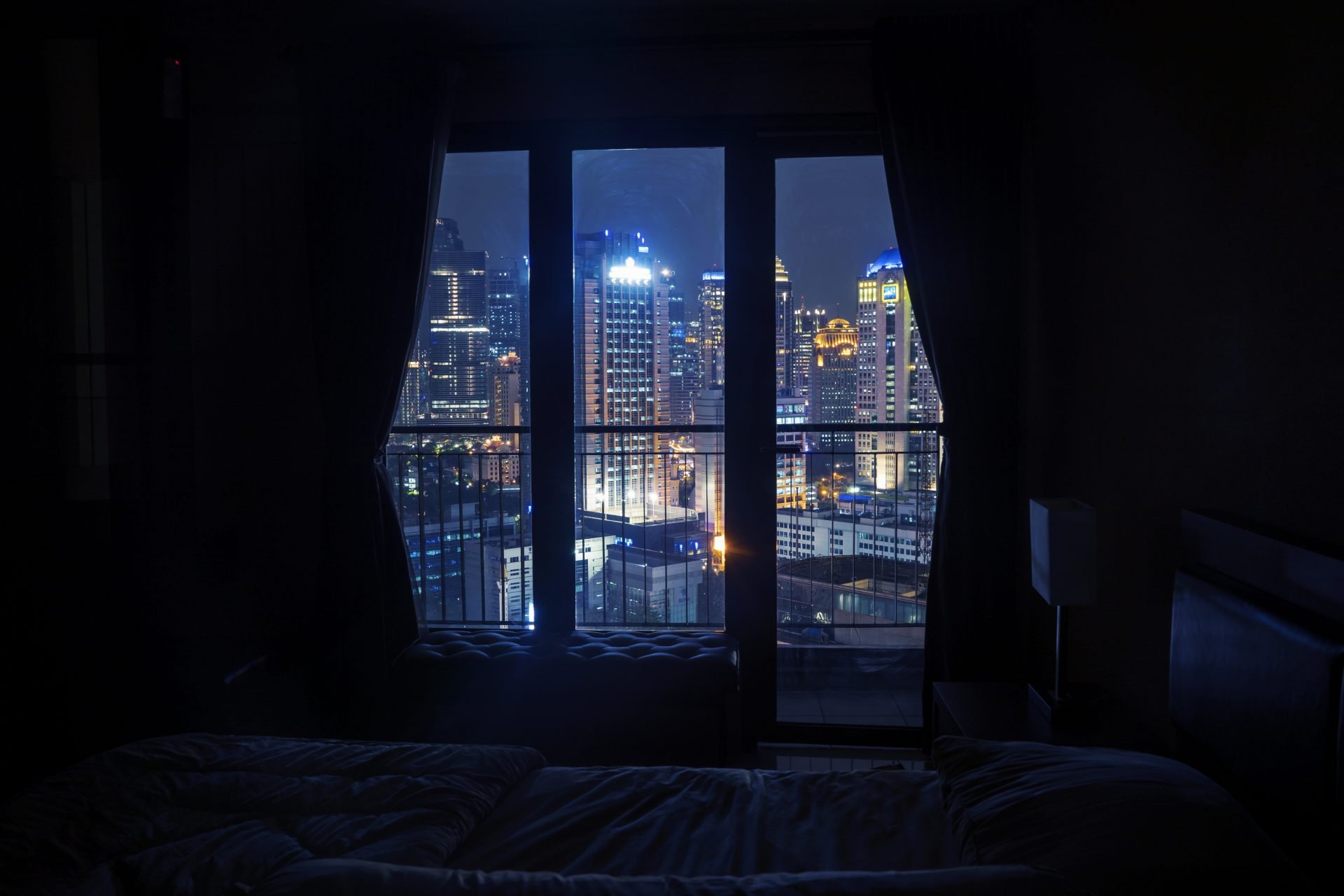 The window last night. Комната с окном ночью. Ночное окно в комнате. Ночная комната с кроватью у окна. Ночной вид из окна.