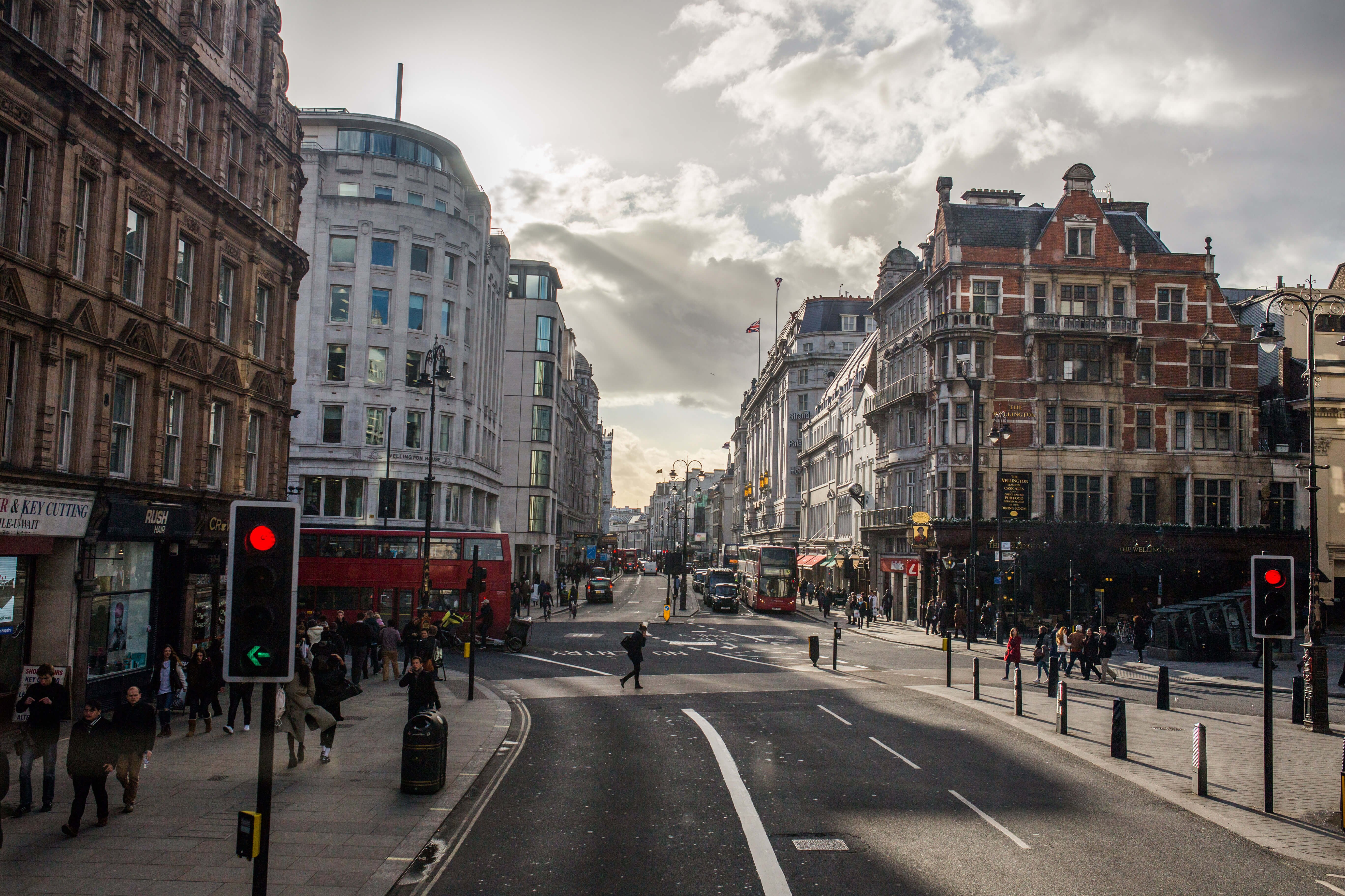 Обычный лондон. Бобкин стрит Лондон. Лондон улица Болтонс. Центр Лондона улицы. Англия улицы Лондона улочки.