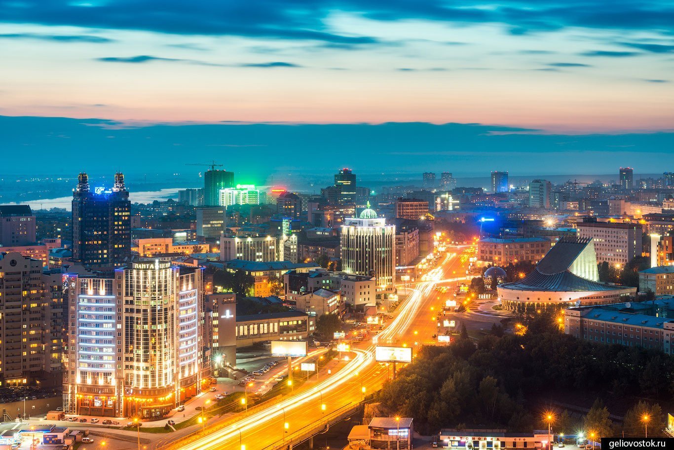 Новосибирск в каком веке. Новосибирск столица Сибири. Новосибирск gelio. Ночной Новосибирск панорама. Красный проспект Новосибирск панорама.