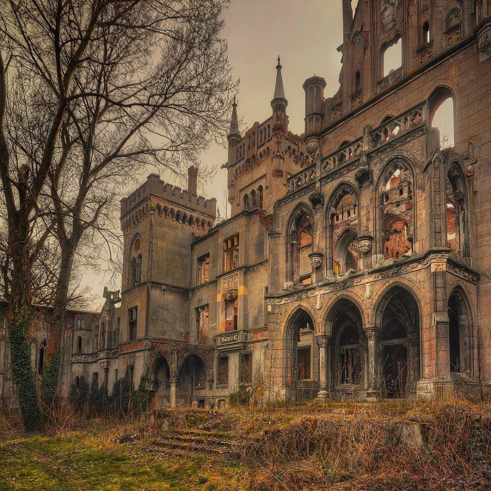 Заброшенный дворец в Польше