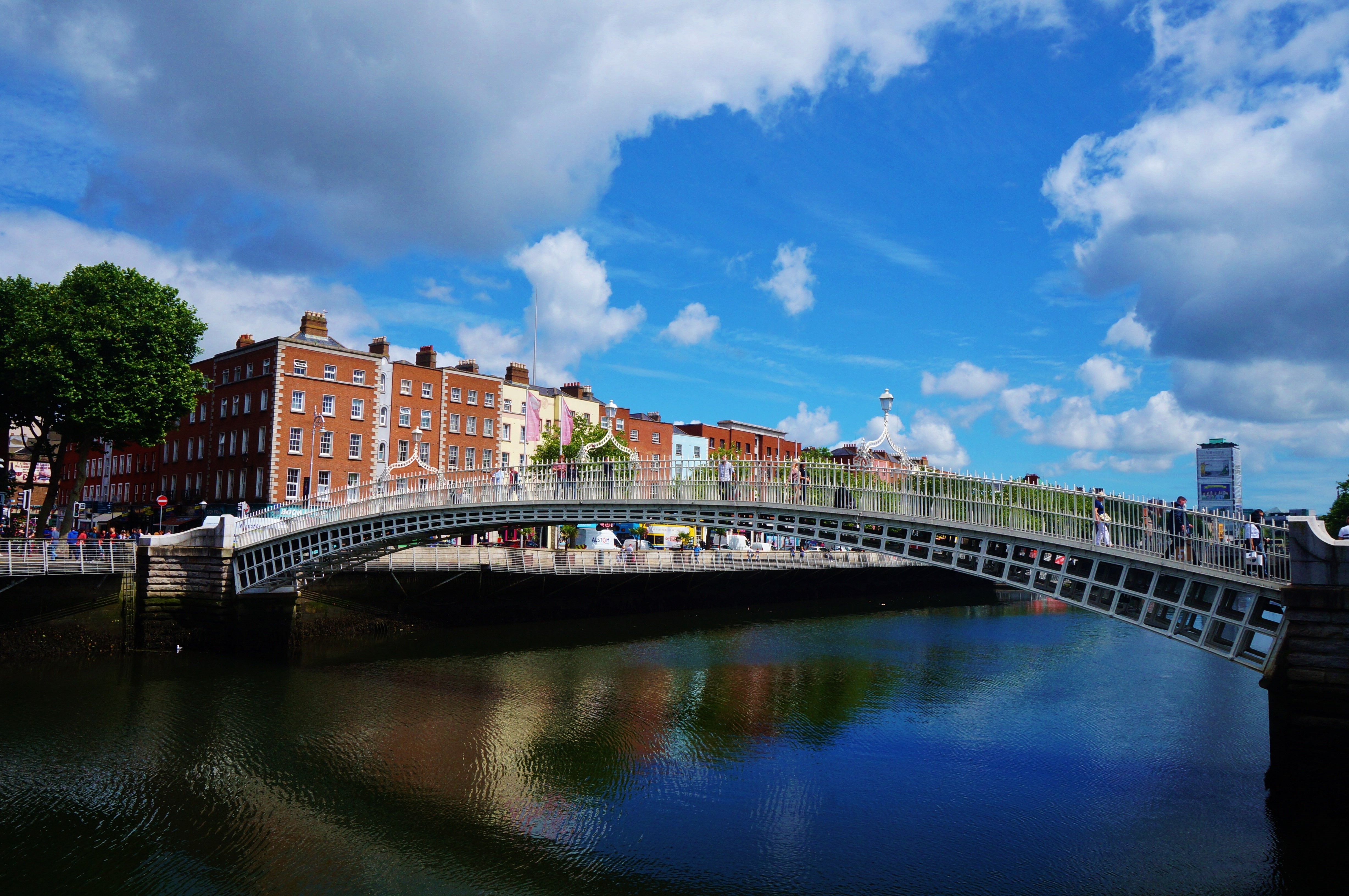Пенний. Дублин Лиффи. Река Лиффи Ирландия. Дублин Лиффей река. Мост в Дублине.