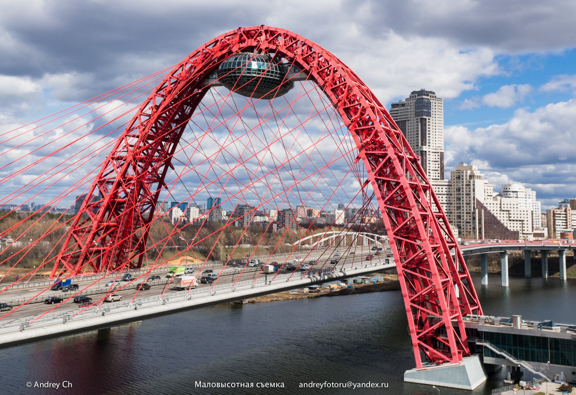Над мостом. Вантовый мост в Москве. Вантовый мост в Москве живописный. Красный вантовый мост. Красный мост в Москве.