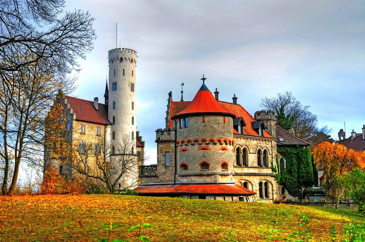 Замок лихтенштейн. Замок Лихтенштейн Бург. Лихтенштайн (замок в Германии) замки Германии. Средневековый замок Лихтенштейн. Замок Лихтенштейн Schloss Lichtenstein внутри.