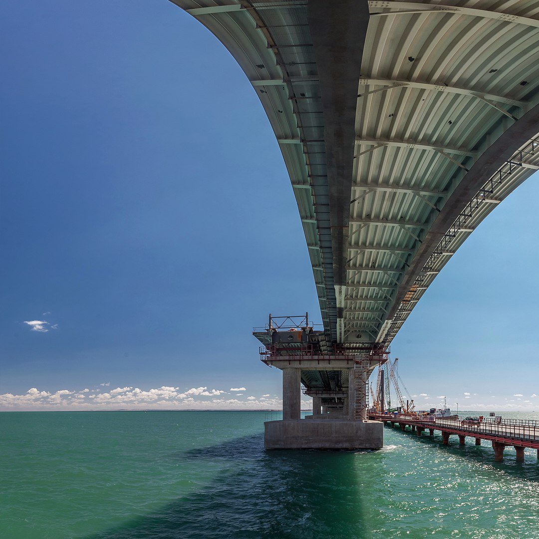 Крымский мост между