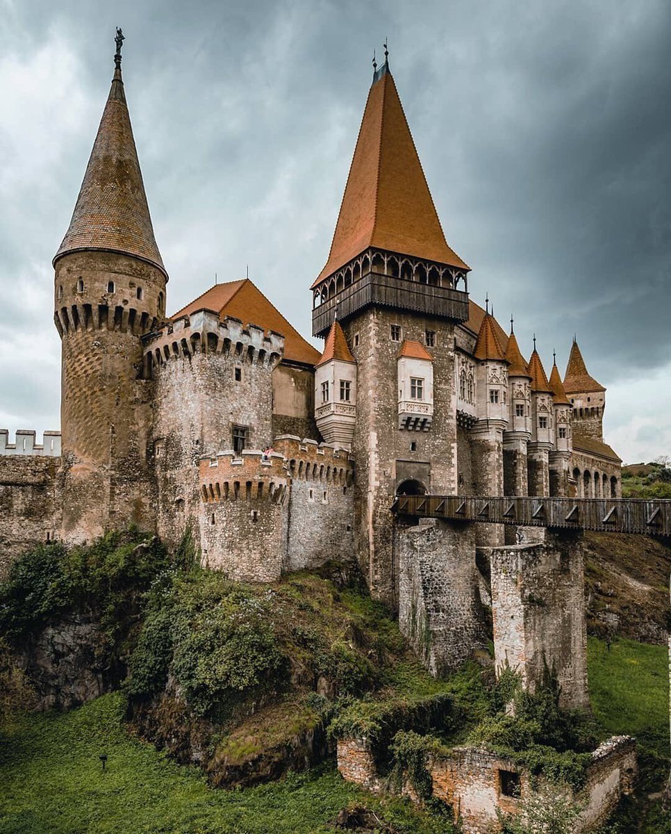 Старинный замок веков был. Замок Хунедоара Румыния. Замок Корвинов, Трансильвания, Румыния. Замок Корвинов Румыния. Замок Корвинов Хунедоара Румыния.