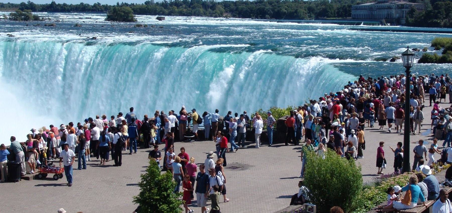 Водопады для туристов. Ниагарский водопад туристы. Ниагарский водопад Канада. Ниагарский водопад смотровая площадка. Ниагарский водопад Канада смотровая площадка.