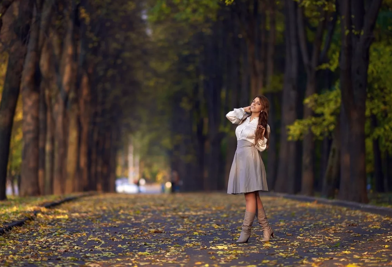 Света гуляет по парку. Фотосессия в парке. Девушка в парке. Фотосессия девушки в парке. Фотосессия в городском парке.