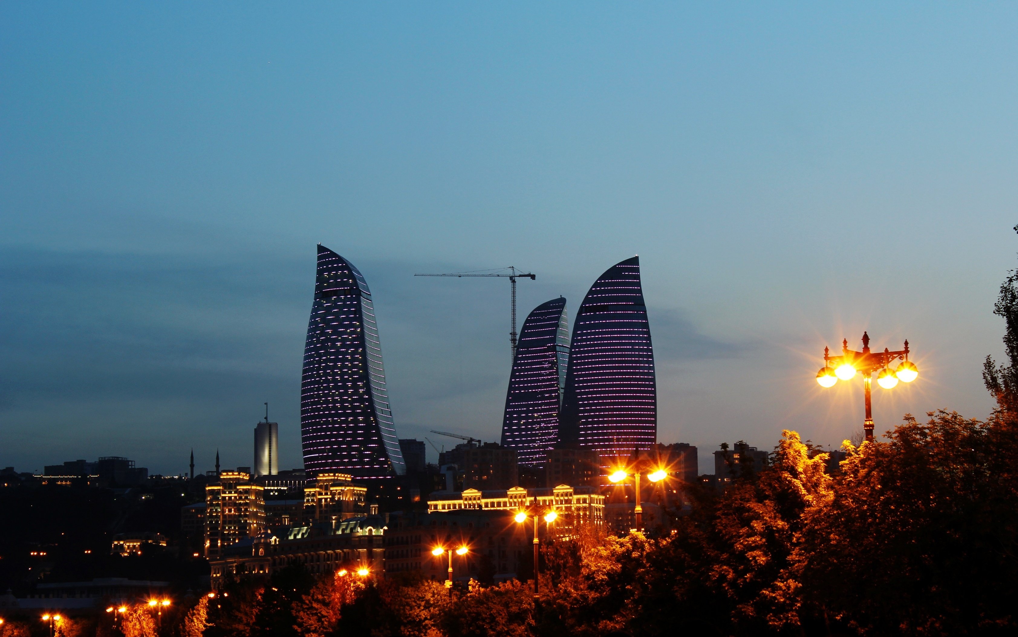 Азербайджан можно. Baku Azerbaijan City. Баку башни пламени. Бакинские Флейм Тауэрс. Девичья башня Баку.