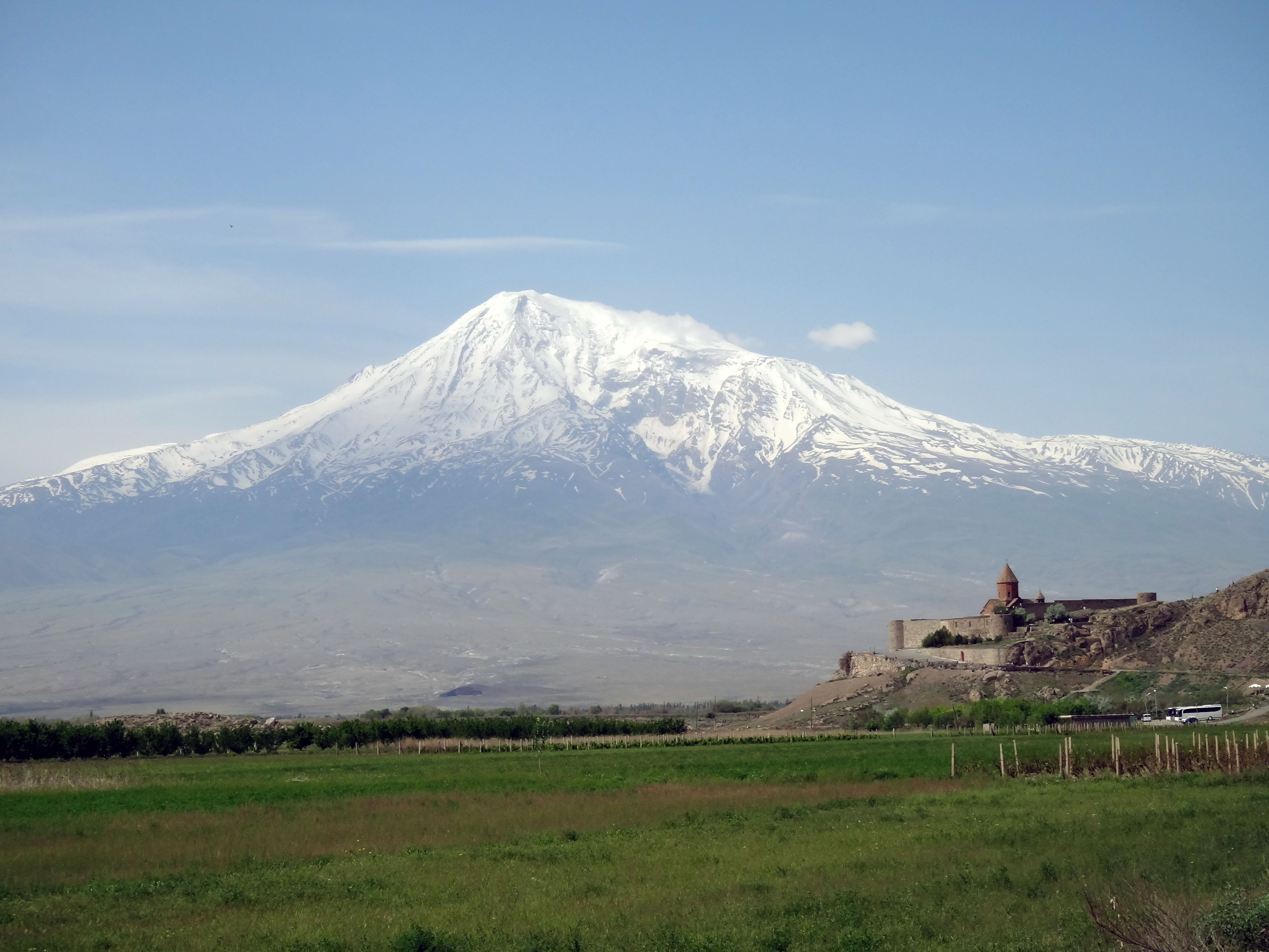 Гора арарат в какой стране. Гора Масис Армения. Армения Араратская Долина село Арарат. Село Масис Арарат Армения. Армения гора Арарат Ноев Ковчег.