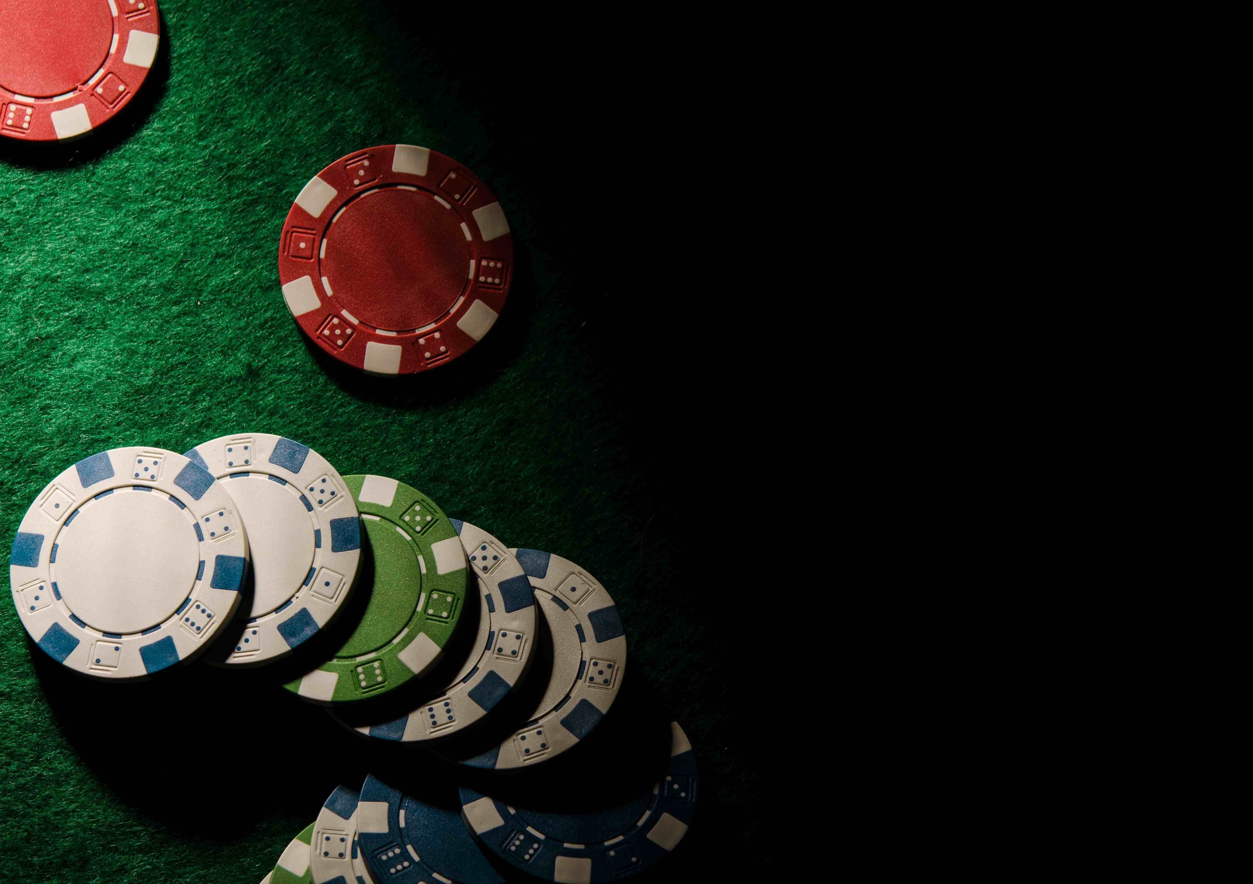 Фишки поинт. Покерный стол. Стол для покера. Зеленое сукно казино. Покер фишки на столе.