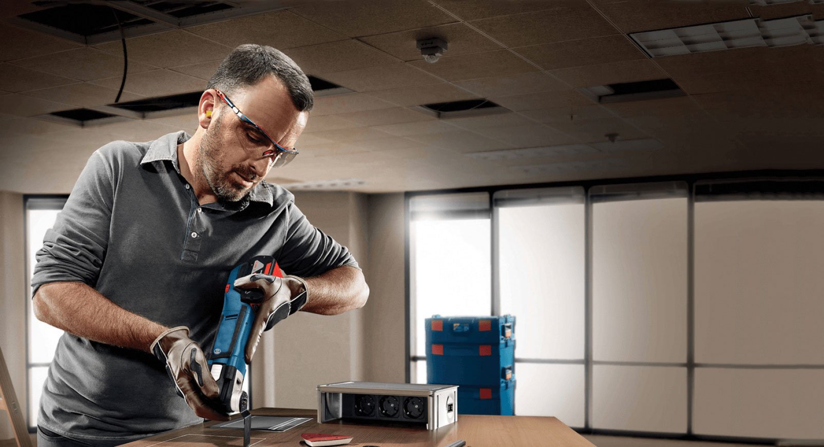 Master working. Bosch Power Tools. Электроинструмент мужчина. Мужчина с электроинструментом. Электроинструменты фон.