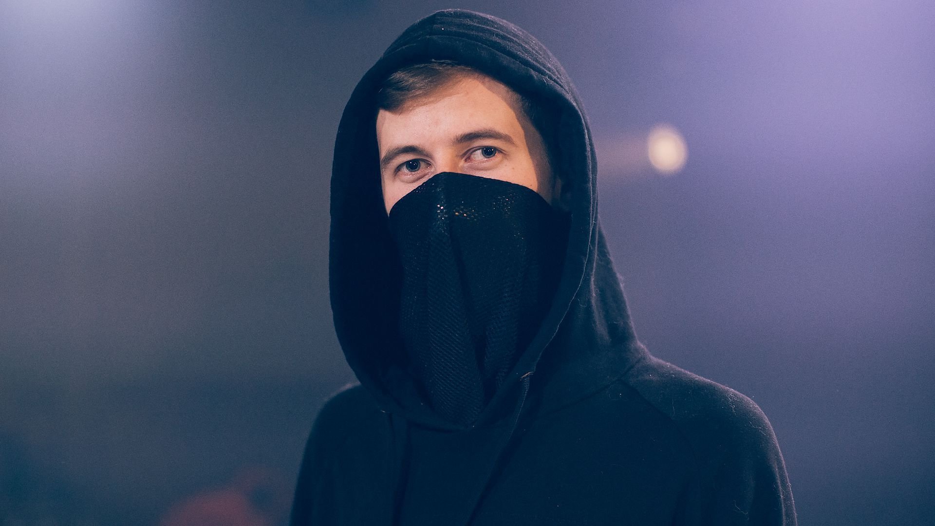 Alan walker weekends. Диджей alan Walker.