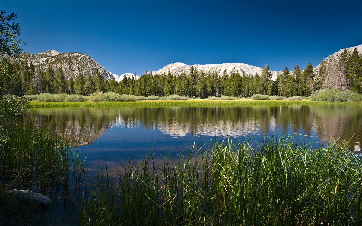 Озеро в горах обои