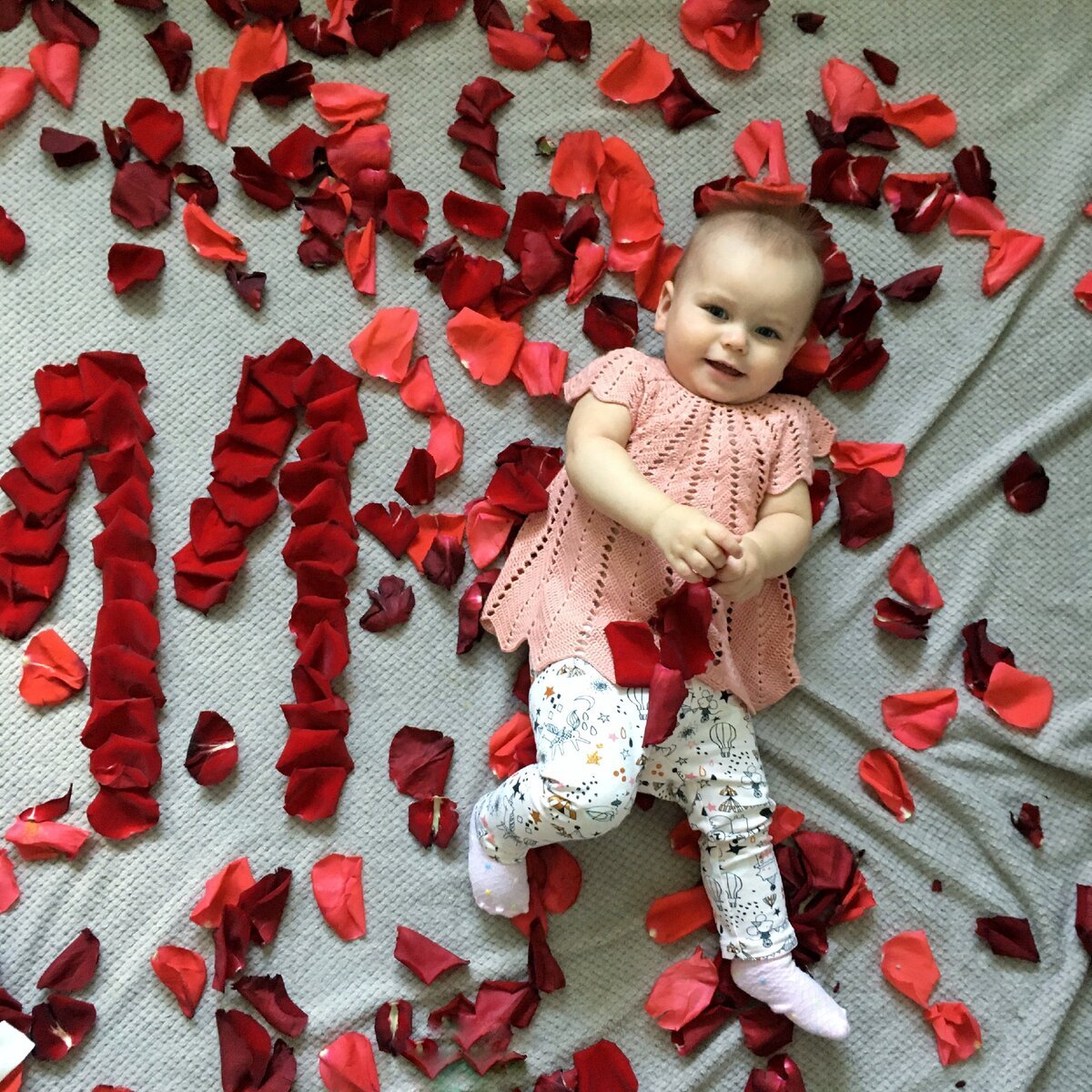 11 месяцев поздравления родителям. Фотосессия с малышом. Фотосессия с лепестками роз. Фотосессия малыша с лепестками роз. Идеи для детской фотосессии.