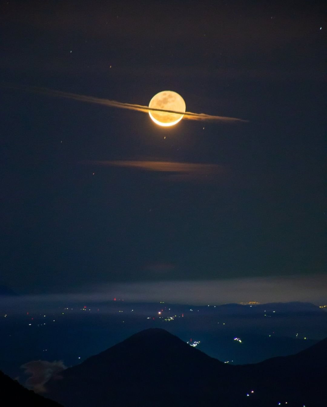 Луна на ночном небе