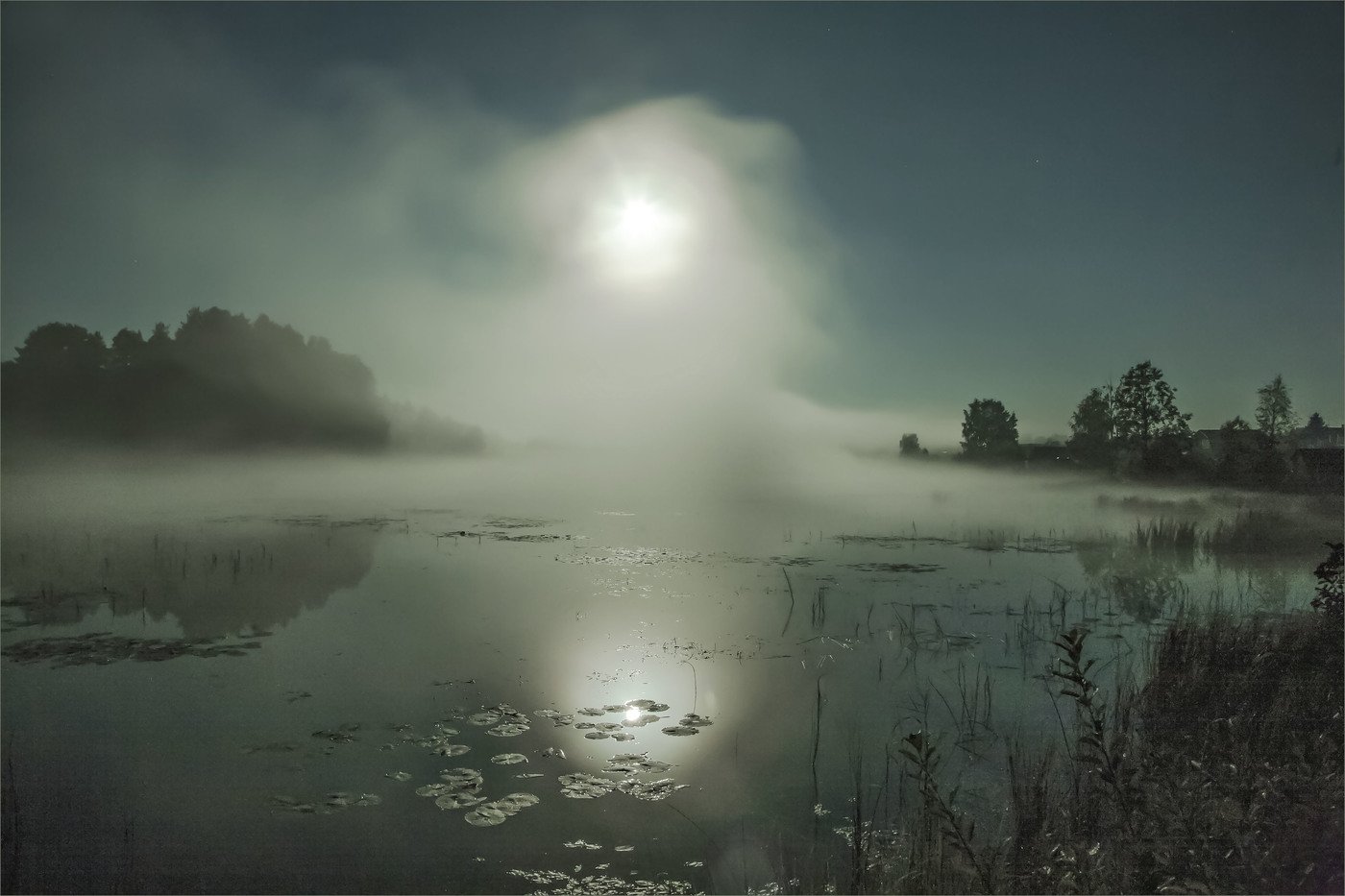 Тихого свет луны. Туманное озеро. Озеро в тумане ночью. Туманная ночь. Туман ночью.